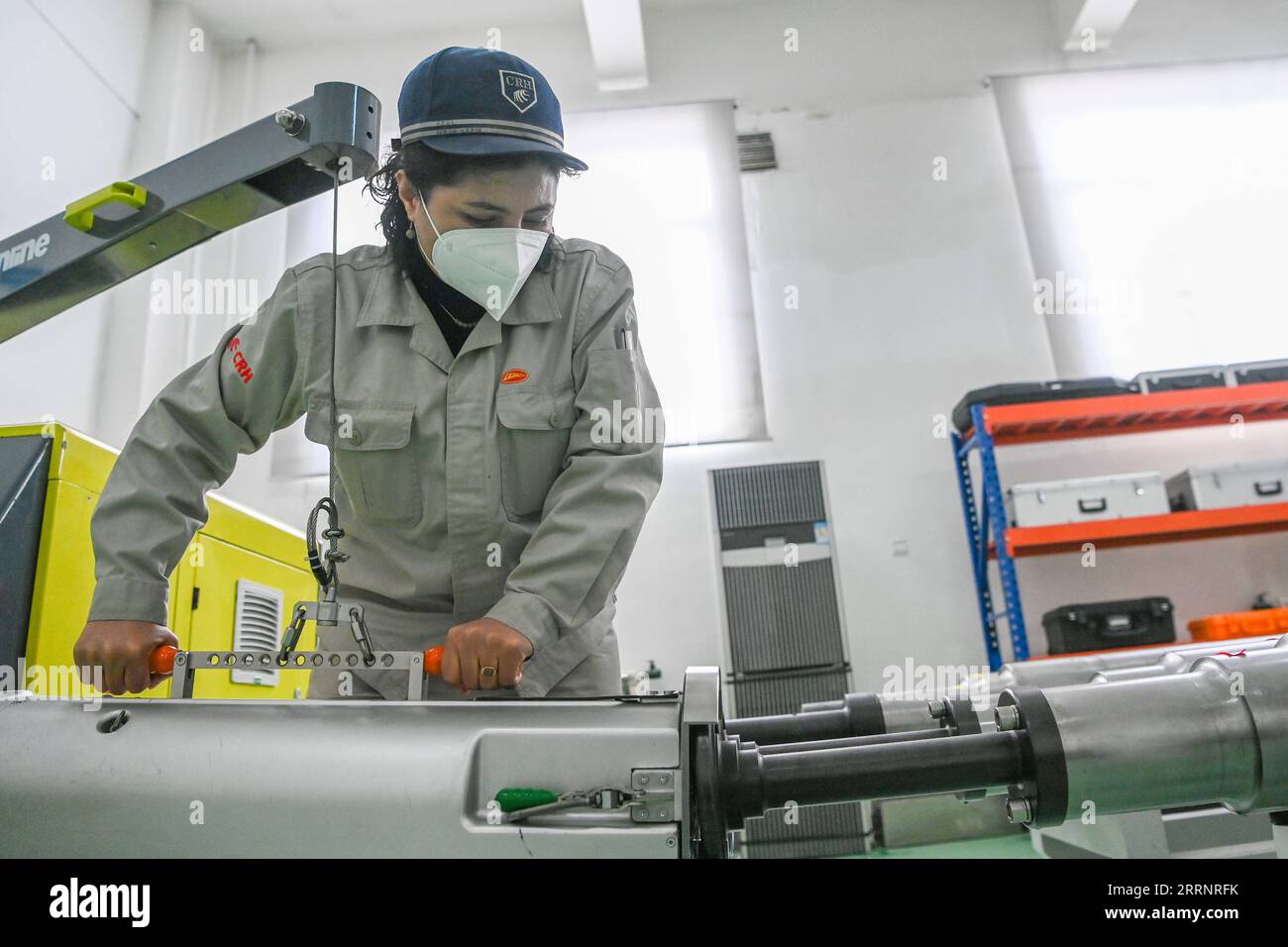 230127 -- URUMQI, 27 gennaio 2023 -- Mechanic Azigul Tuniyaz esamina un rilevatore ultrasonico di difetti presso la stazione di manutenzione dell'unità del treno proiettile di Urumqi a Urumqi, nella regione autonoma di Xinjiang Uygur della Cina nord-occidentale, 16 gennaio 2023. Xinhua in primo piano: I medici della formazione multietnica salvaguardano lo sviluppo rapido dello Xinjiang DingxLei PUBLICATIONxNOTxINxCHN Foto Stock