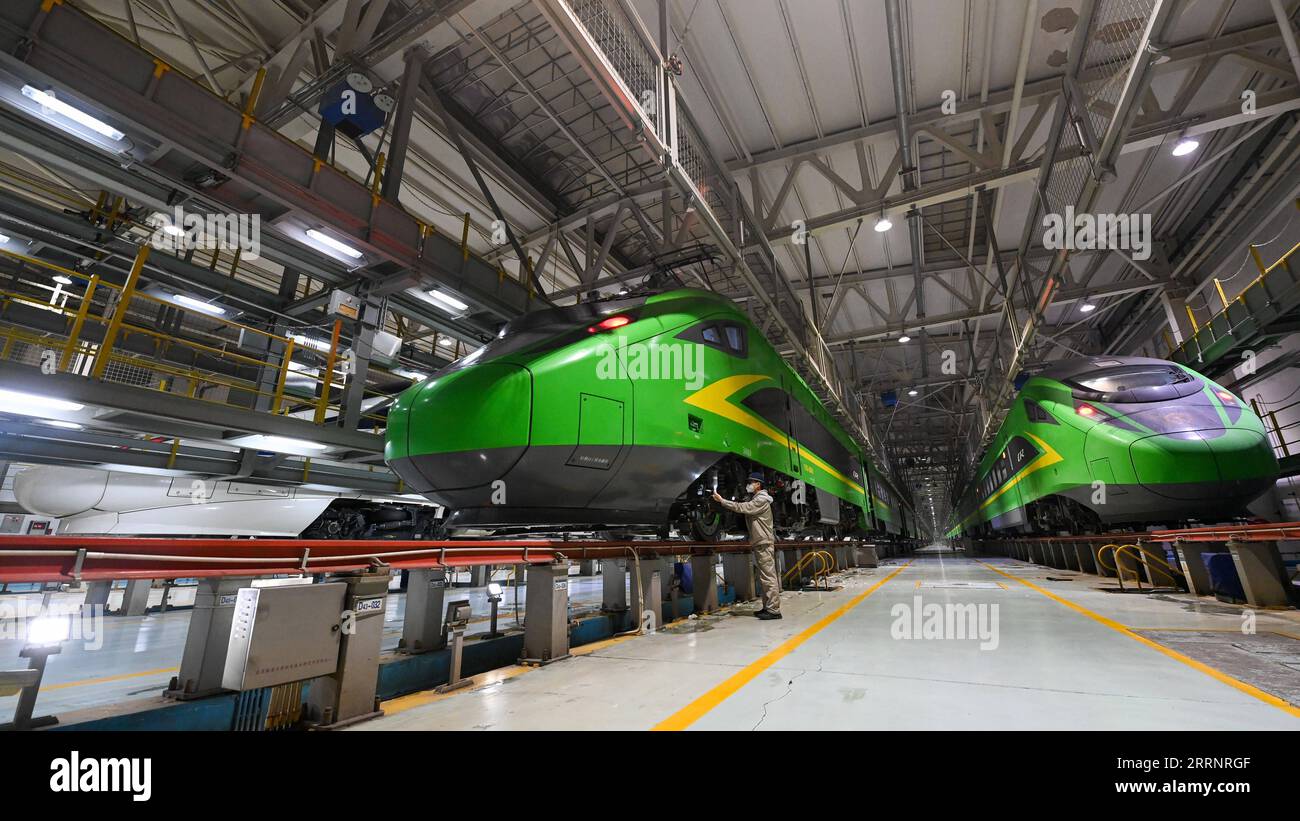 230127 -- URUMQI, 27 gennaio 2023 -- Un tecnico ispeziona un treno proiettile presso la stazione di manutenzione dell'unità del treno proiettile di Urumqi a Urumqi, regione autonoma di Xinjiang Uygur della Cina nord-occidentale, 14 gennaio 2023. Xinhua in primo piano: I medici della formazione multietnica salvaguardano lo sviluppo rapido dello Xinjiang DingxLei PUBLICATIONxNOTxINxCHN Foto Stock