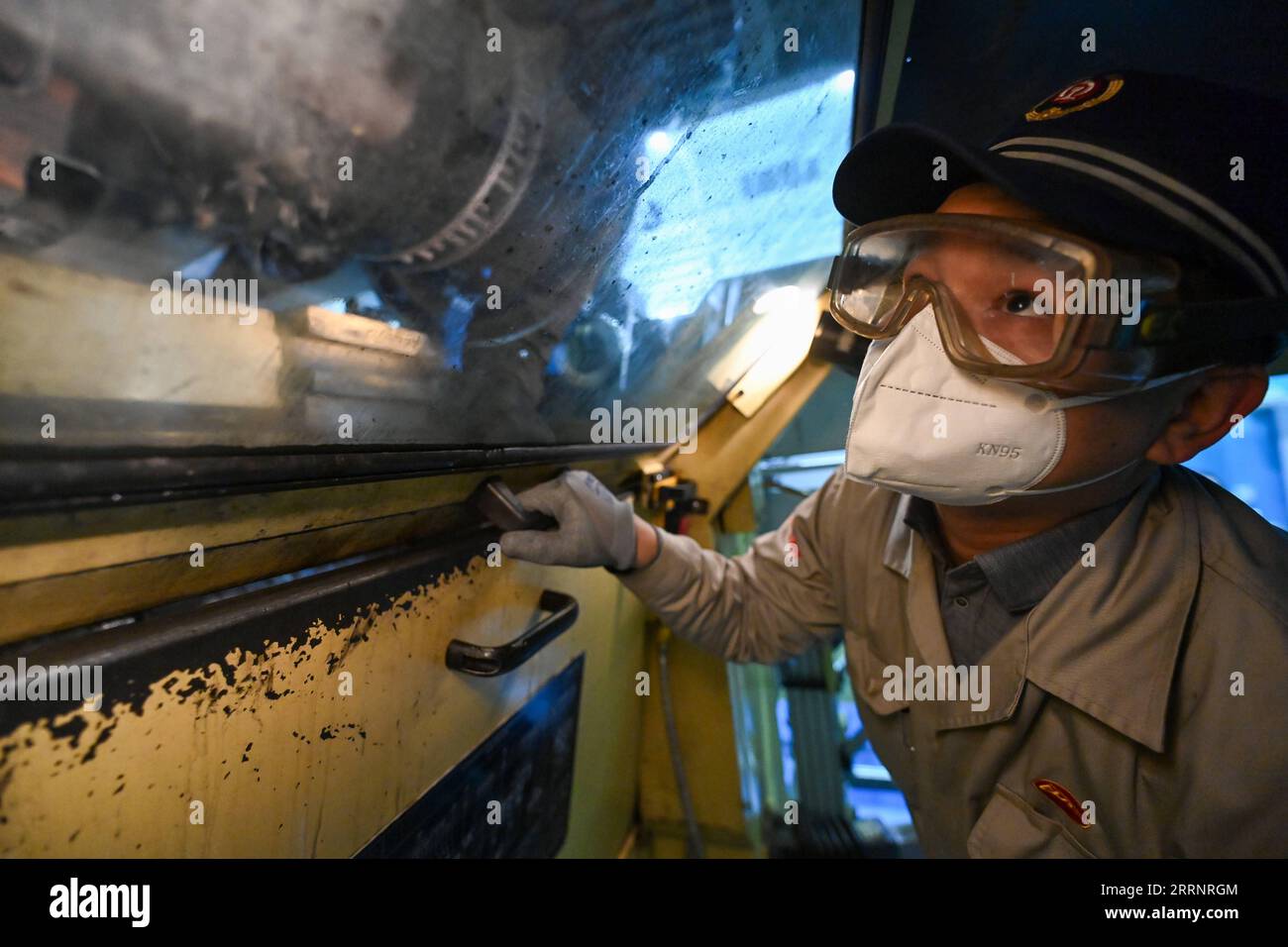 230127 -- URUMQI, 27 gennaio 2023 -- il meccanico Alim Yimin mantiene una ruota del treno proiettile presso la stazione di manutenzione dell'unità del treno proiettile di Urumqi a Urumqi, regione autonoma di Xinjiang Uygur della Cina nord-occidentale, 14 gennaio 2023. Xinhua in primo piano: I medici della formazione multietnica salvaguardano lo sviluppo rapido dello Xinjiang DingxLei PUBLICATIONxNOTxINxCHN Foto Stock