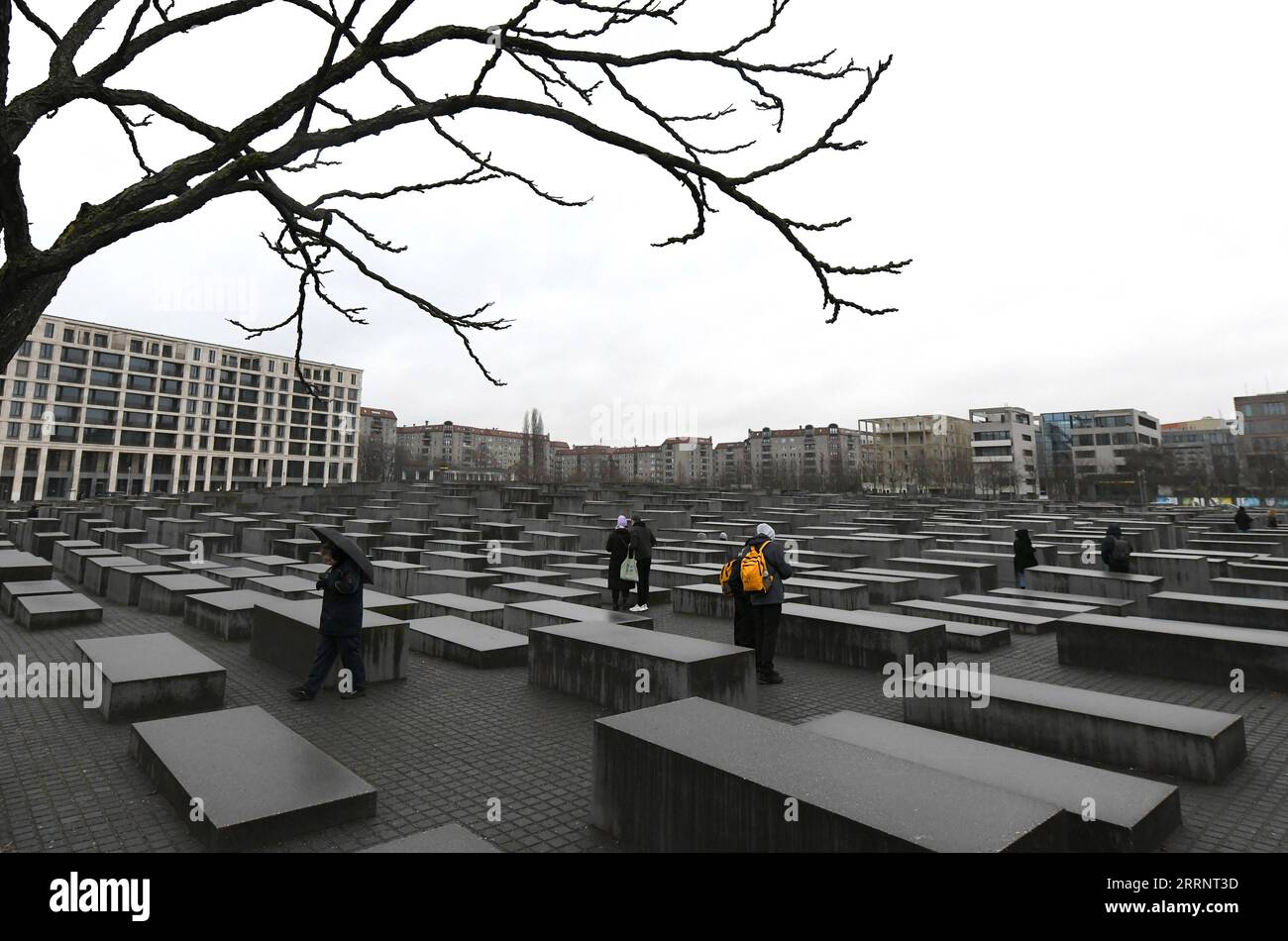 230128 -- BERLINO, 28 gennaio 2023 -- la gente visita il Memoriale agli ebrei assassinati d'Europa a Berlino, Germania, 27 gennaio 2023. Il memoriale, situato nel centro di Berlino, fu costruito per ricordare circa 6 milioni di ebrei uccisi dai nazisti durante la seconda guerra mondiale Nel 2005, l'Assemblea generale delle Nazioni Unite ha adottato una risoluzione che ha designato il 27 gennaio come giornata internazionale della commemorazione in memoria delle vittime dell'Olocausto. GERMANIA-BERLINO-GIORNATA INTERNAZIONALE DELLA MEMORIA DELL'OLOCAUSTO RENXPENGFEI PUBLICATIONXNOTXINXCHN Foto Stock