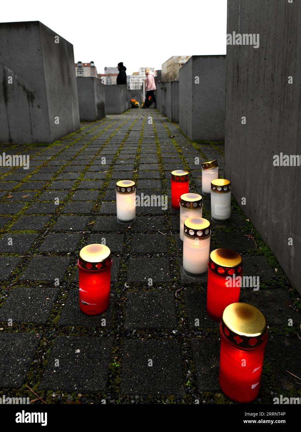 230128 -- BERLINO, 28 gennaio 2023 -- le candele sono viste al Memoriale degli ebrei assassinati d'Europa a Berlino, in Germania, 27 gennaio 2023. Il memoriale, situato nel centro di Berlino, fu costruito per ricordare circa 6 milioni di ebrei uccisi dai nazisti durante la seconda guerra mondiale Nel 2005, l'Assemblea generale delle Nazioni Unite ha adottato una risoluzione che ha designato il 27 gennaio come giornata internazionale della commemorazione in memoria delle vittime dell'Olocausto. GERMANIA-BERLINO-GIORNATA INTERNAZIONALE DELLA MEMORIA DELL'OLOCAUSTO RENXPENGFEI PUBLICATIONXNOTXINXCHN Foto Stock