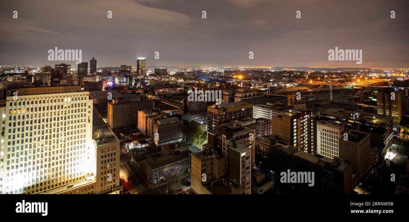 230201 -- JOHANNESBURG, 1 febbraio 2023 -- questa foto scattata il 31 gennaio 2023 mostra la vista notturna di Johannesburg, Sudafrica. SUD AFRICA-JOHANNESBURG-VISTA NOTTURNA ZhangxYudong PUBLICATIONxNOTxINxCHN Foto Stock