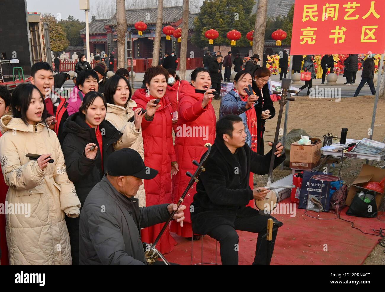 230203 -- BAOFENG, 3 febbraio 2023 -- artisti popolari si esibiscono alla fiera Quyi nel Majie Village della contea di Baofeng, nella Cina centrale nella provincia di Henan, 3 febbraio 2023. La Fiera Majie Quyi riprese i suoi eventi offline dopo tre anni di sospensione venerdì, il 13° giorno del primo mese sul calendario lunare cinese. Artisti popolari provenienti da tutto il paese si sono riuniti nel villaggio di Majie per partecipare alla fiera. La fiera d'arte popolare di Majie ha una storia di oltre 700 anni. Si dice che l'evento abbia origine da un prestigioso artista popolare del villaggio, i cui numerosi discepoli si riunirono per celebrare il suo compleanno nel 1316. Foto Stock