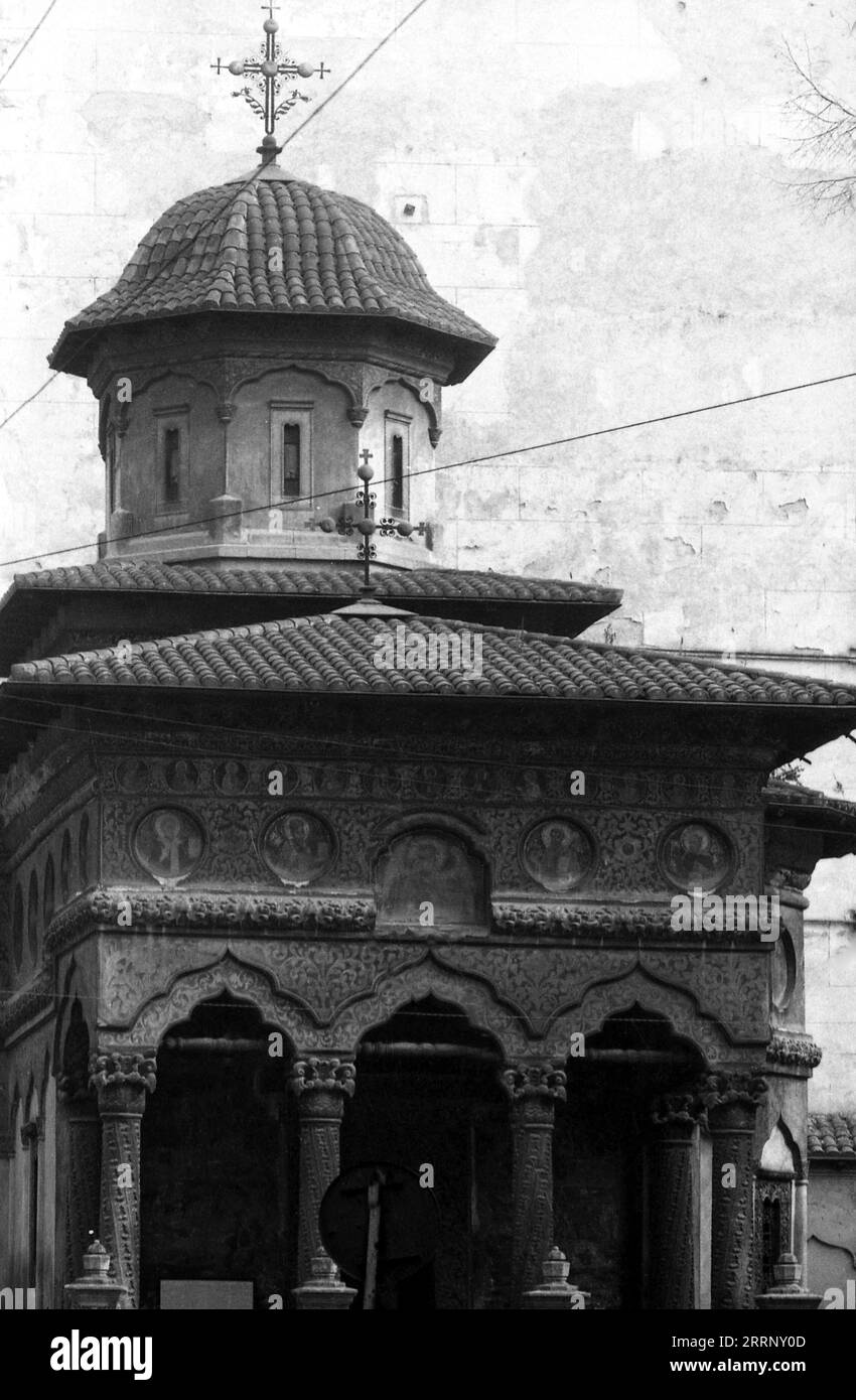Bucarest, Romania, 1990. Vista esterna della chiesa cristiana ortodossa "Stavropoleos", un monumento storico del XVIII secolo. Foto Stock
