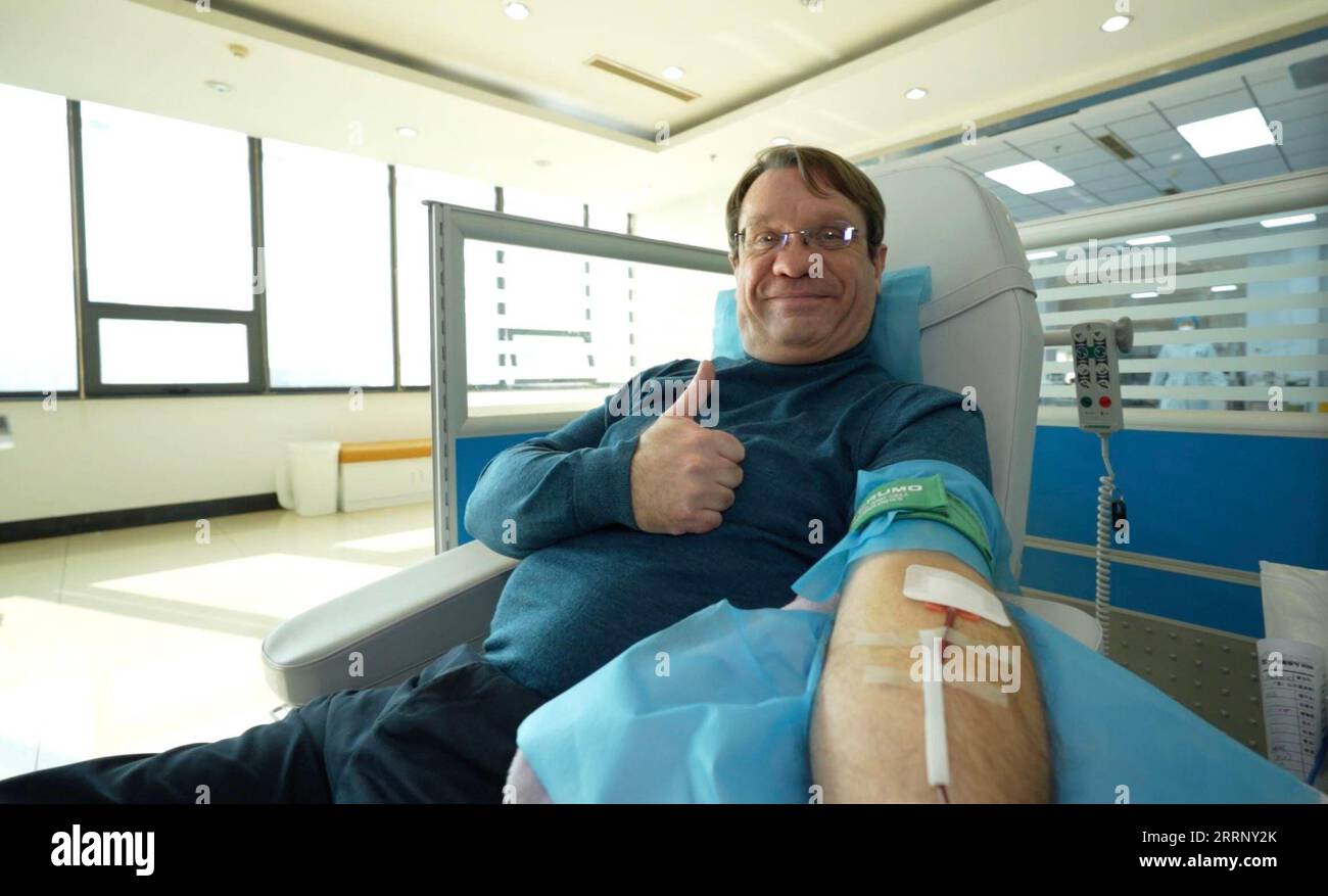 230205 -- TIANJIN, 5 febbraio 2023 -- Peter Mecoy posa per una foto mentre donava sangue al Tianjin Blood Center di Tianjin, Cina settentrionale, 14 novembre 2022. DA SEGUIRE in tutta la Cina: Il volontario australiano crea un legame di sangue con la CINA cinese-TIANJIN-DONAZIONE DI SANGUE-IL VOLONTARIO AUSTRALIANO CN Xinhua PUBLICATIONxNOTxINxCHN Foto Stock