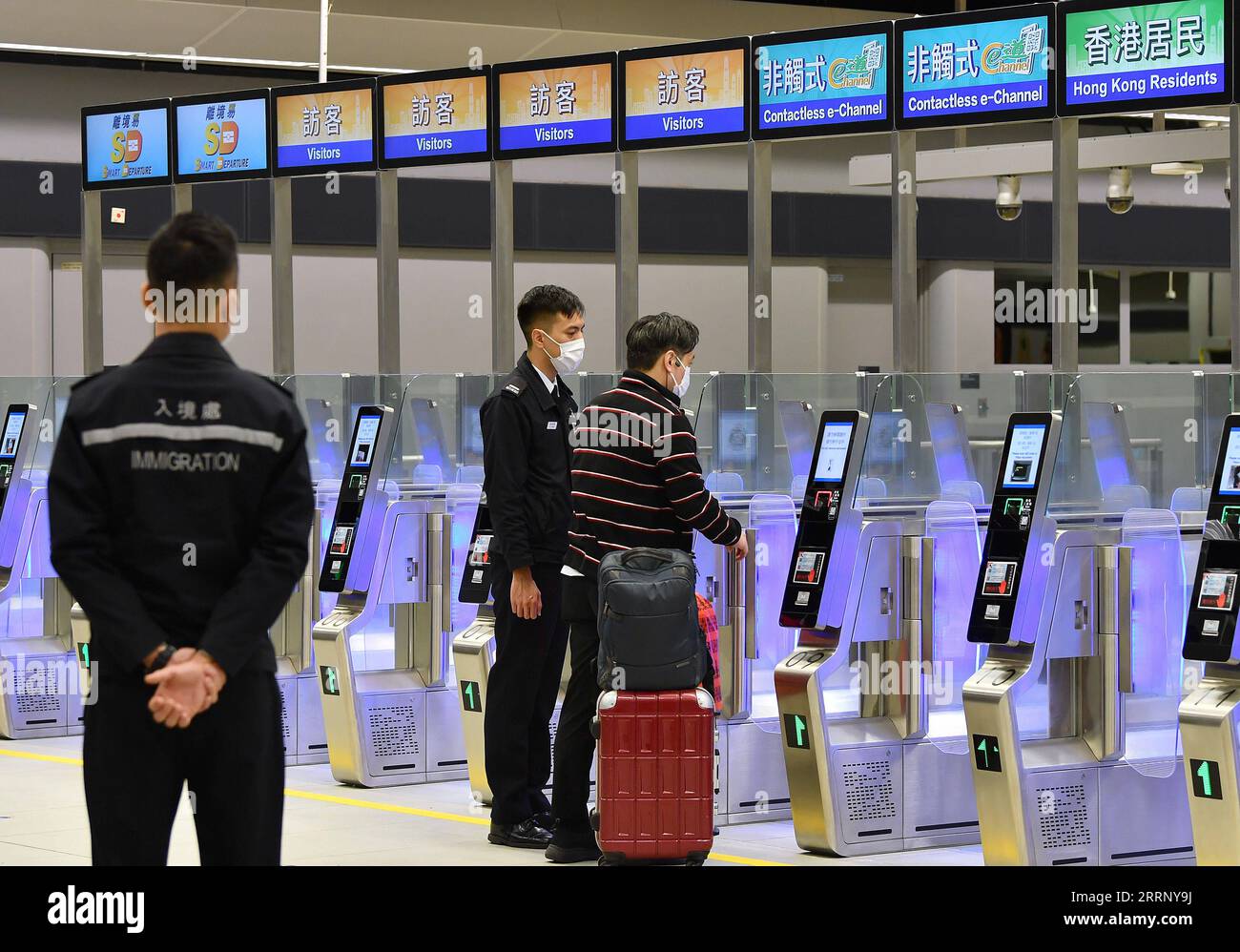 230206 -- HONG KONG, 6 febbraio 2023 -- Un membro dello staff aiuta un viaggiatore a passare la biglietteria al punto di controllo Heung Yuen Wai/Liantang al confine Hong Kong-Shenzhen nel sud della Cina, 6 febbraio 2023. Il continente cinese ha ripreso completamente i normali viaggi con le regioni amministrative speciali di Hong Kong e Macao a partire da lunedì, in quello che si prevede sarà un forte impulso per lo sviluppo economico delle due regioni. A partire da lunedì, il punto di controllo lo Wu, il punto di controllo Lok ma Chau/Huanggang e il punto di controllo Heung Yuen Wai/Liantang si sono aperti, segnando la piena ripresa del funzionamento Foto Stock