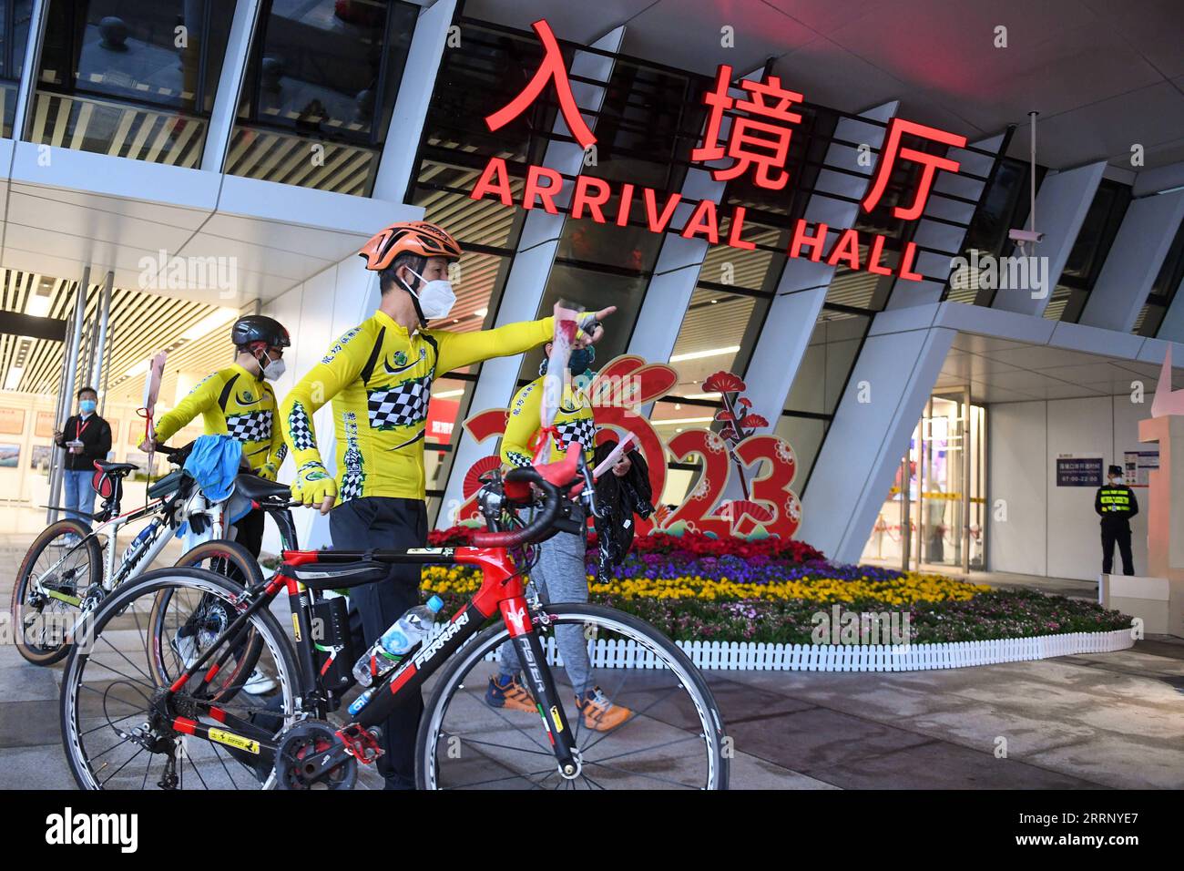 230206 -- SHENZHEN, 6 febbraio 2023 -- gli appassionati di ciclismo da Hong Kong arrivano a Shenzhen, nella provincia del Guangdong della Cina meridionale, 6 febbraio 2023. Il continente cinese ha ripreso completamente i normali viaggi con le regioni amministrative speciali di Hong Kong e Macao a partire da lunedì, in quello che si prevede sarà un forte impulso per lo sviluppo economico delle due regioni. A partire da lunedì, il punto di controllo lo Wu, il punto di controllo Lok ma Chau/Huanggang e il punto di controllo Heung Yuen Wai/Liantang si sono aperti, segnando la piena ripresa del funzionamento di tutti e sette i punti di controllo confine tra Shenzhen e Hon Foto Stock