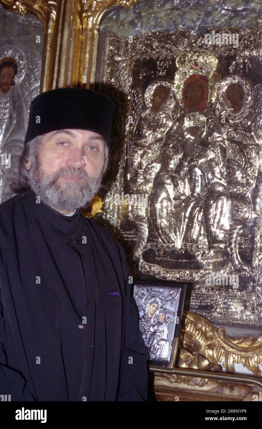 Bucarest, Romania, 2001. Ritratto di padre Ion Popescu dalla chiesa dell'icona (Biserica Icoanei). Icona ortodossa raffigurante la madre di Dio con il bambino Santo, considerata un'icona miracolosa. Foto Stock