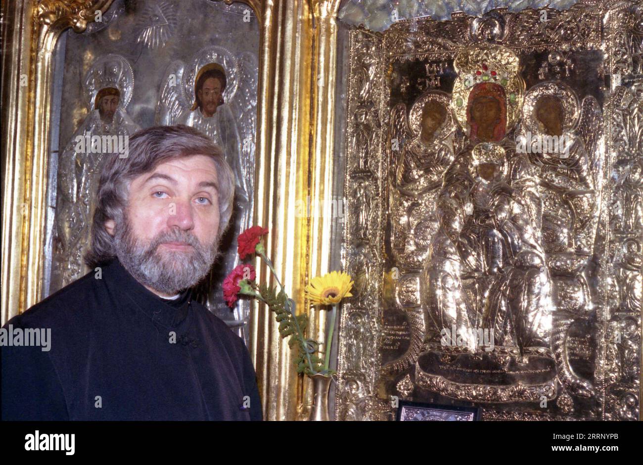 Bucarest, Romania, 2001. Ritratto di padre Ion Popescu dalla chiesa dell'icona (Biserica Icoanei). Icona ortodossa raffigurante la madre di Dio con il bambino Santo, considerata un'icona miracolosa. Foto Stock