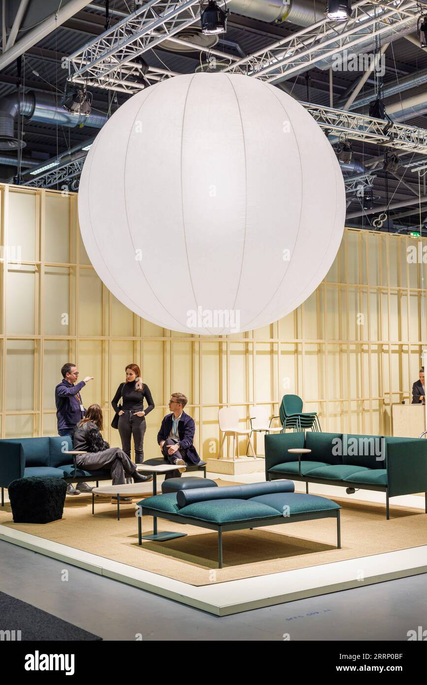 230208 -- STOCCOLMA, 8 febbraio 2023 -- la gente visita Stoccolma Furniture and Light Fair a Stoccolma, Svezia, l'8 febbraio 2023. Il Salone del Mobile e della luce di Stoccolma 2023 è iniziato qui martedì, presentando vari nuovi mobili e design di illuminazione. Foto di /Xinhua SWEDEN-STOCKHOLM-FURNITURE AND LIGHT FAIR WeixXuechao PUBLICATIONxNOTxINxCHN Foto Stock