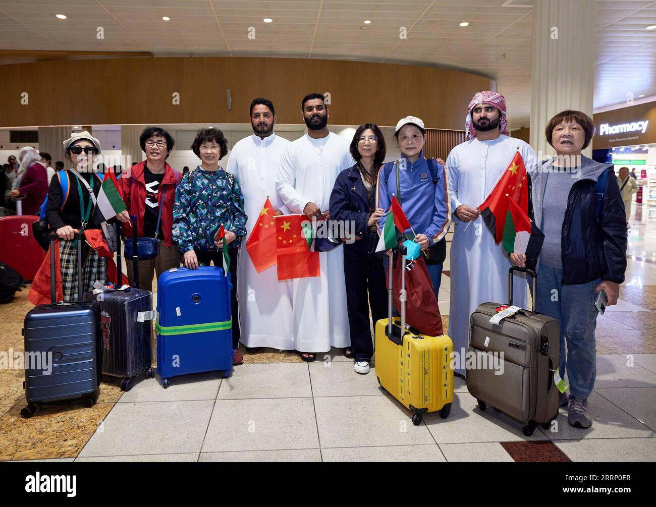 230209 -- ABU DHABI, 9 febbraio 2023 -- i turisti cinesi sono i benvenuti all'aeroporto internazionale di Dubai a Dubai, negli Emirati Arabi Uniti, 6 febbraio 2023. Martedì un ricevimento su tappeto rosso ha accolto il primo gruppo di turisti cinesi ad Abu Dhabi dopo tre anni di pausa a causa della pandemia di COVID-19, mentre le agenzie di viaggio cinesi hanno ripreso i tour in partenza. PER ANDARE CON il primo tour in cinese, il gruppo riceve il tappeto rosso di benvenuto negli Emirati Arabi Uniti, ABU DHABI, I TURISTI CINESI Xinhua PUBLICATIONxNOTxINxCHN Foto Stock