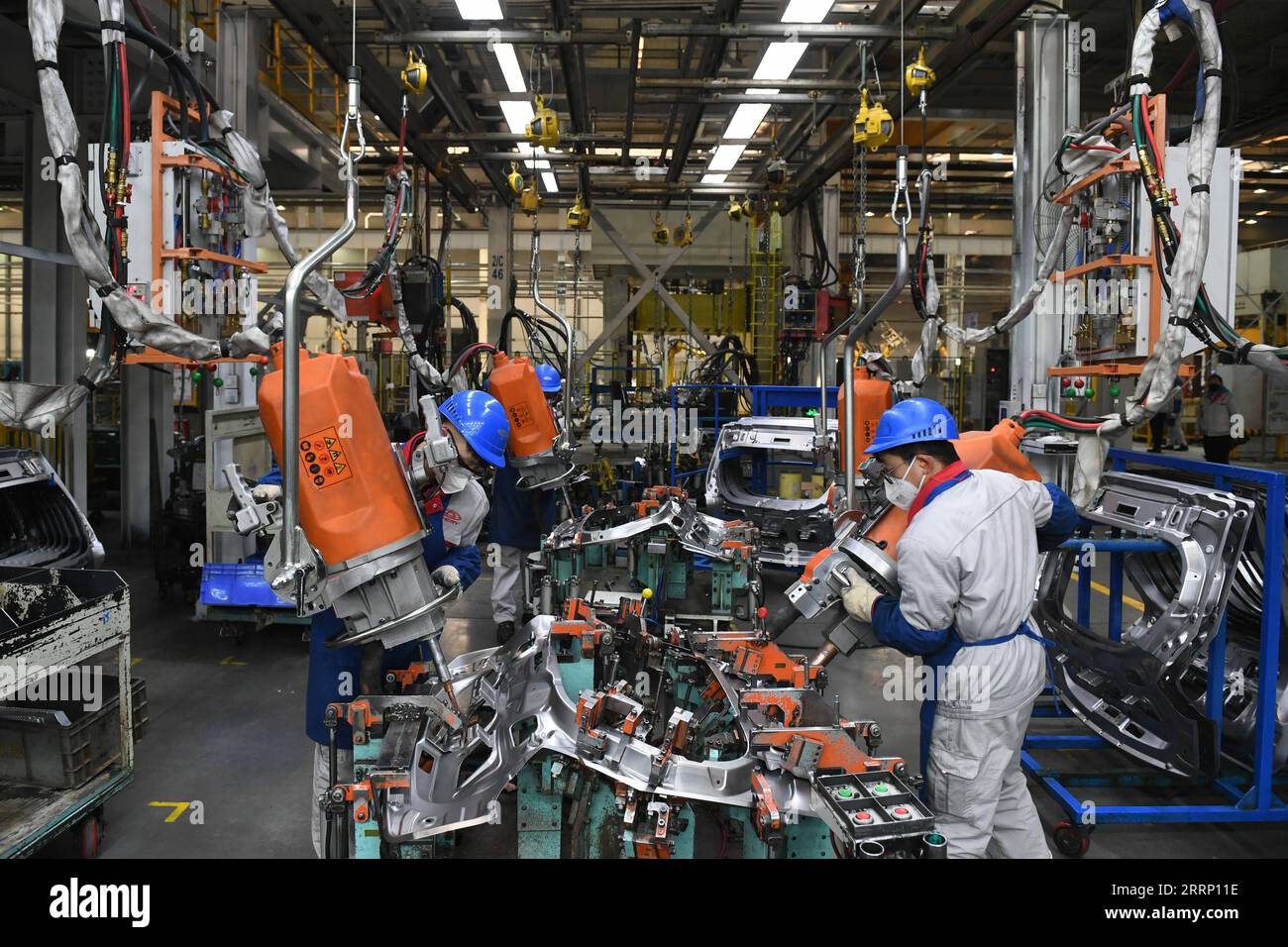 230209 -- ERDOS, 9 febbraio 2023 -- i membri del personale lavorano in una fabbrica della casa automobilistica cinese Chery Holding Group Co., Ltd. A Erdos, nella regione autonoma della Mongolia interna della Cina settentrionale, 9 febbraio 2023. CINA-INTERNA MONGOLIA-PRODUZIONE CN BeixHe PUBLICATIONxNOTxINxCHN Foto Stock