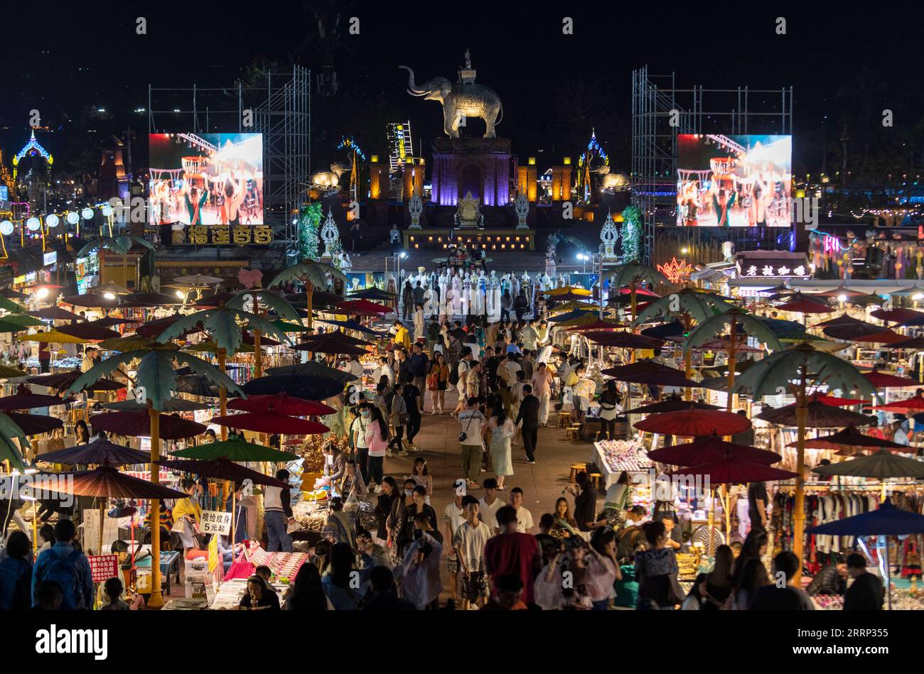 230214 -- XISHUANGBANNA, 14 febbraio 2023 -- questa foto scattata il 12 febbraio 2023 mostra una vista di una fiera notturna nella città di Jinghong, nella prefettura autonoma di Xishuangbanna dai, nella provincia dello Yunnan della Cina sud-occidentale. Xishuangbanna ha ricevuto oltre 2,7175 milioni di visite durante la festa del Festival di Primavera di quest'anno, in aumento del 554,51% anno dopo anno, secondo il dipartimento di cultura e turismo locale. CINA-YUNNAN-XISHUANGBANNA-TURISMO CN ChenxXinbo PUBLICATIONxNOTxINxCHN Foto Stock