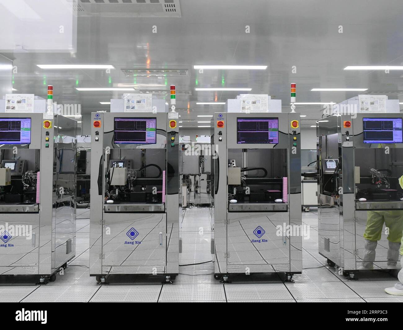 230214 -- BAOTOU, 14 febbraio 2023 -- un dipendente lavora in una fabbrica di Baotou Jiangxin Micro Motor Technology Co., Ltd. A Baotou, regione autonoma della Mongolia interna, Cina settentrionale, 13 febbraio 2023. Negli ultimi anni, Baotou ha sfruttato le sue risorse naturali e la sua fondazione industriale per espandere la catena industriale della città delle terre rare, con particolare attenzione all'industria della lavorazione profonda delle terre rare. CINA-INTERNA MONGOLIA-BAOTOU-RARE EARTH-INDUSTRY CN BEIXHE PUBLICATIONXNOTXINXCHN Foto Stock