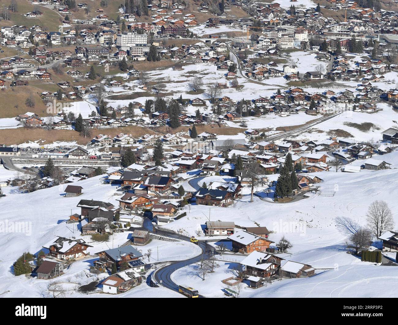 230215 -- GINEVRA, 15 febbraio 2023 -- questa foto scattata il 14 febbraio 2023 mostra il paesaggio della regione della Jungfrau in Svizzera. Un gruppo di 25 persone provenienti dalla Cina ha visitato la città di Lucerna e il popolare punto panoramico e località per gli sport invernali Jungfrau nella Svizzera centrale il 13 e 14 febbraio, dopo tre anni di pausa legata alla pandemia. Sono molto entusiasta di vedere di nuovo tutti questi, ha detto cui Chenghai, un turista che frequentava la Svizzera prima dello scoppio della pandemia. Sono passati tre anni e tutto qui non cambia, ma la mia sensazione è diversa. A partire dal 6 febbraio, le agenzie di viaggio e online Foto Stock