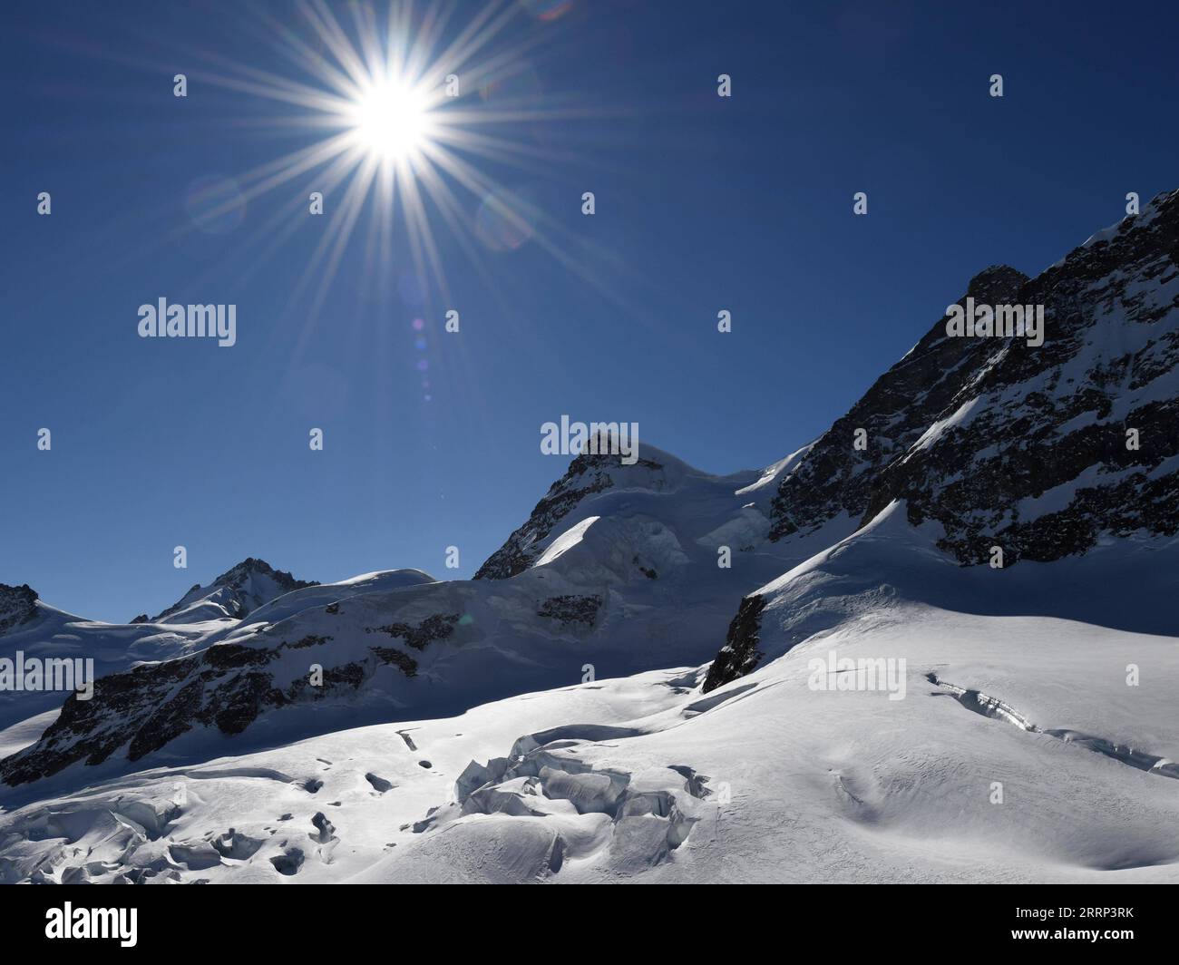 230215 -- GINEVRA, 15 febbraio 2023 -- questa foto scattata il 14 febbraio 2023 da Observation Terrace Sphinx sul monte Jungfrau a 3.571 metri sul livello del mare mostra il ghiacciaio dell'Aletsch in Svizzera. Un gruppo di 25 persone provenienti dalla Cina ha visitato la città di Lucerna e il popolare punto panoramico e località per gli sport invernali Jungfrau nella Svizzera centrale il 13 e 14 febbraio, dopo tre anni di pausa legata alla pandemia. Sono molto entusiasta di vedere di nuovo tutti questi, ha detto cui Chenghai, un turista che frequentava la Svizzera prima dello scoppio della pandemia. Sono passati tre anni e tutto qui lo ha fatto Foto Stock