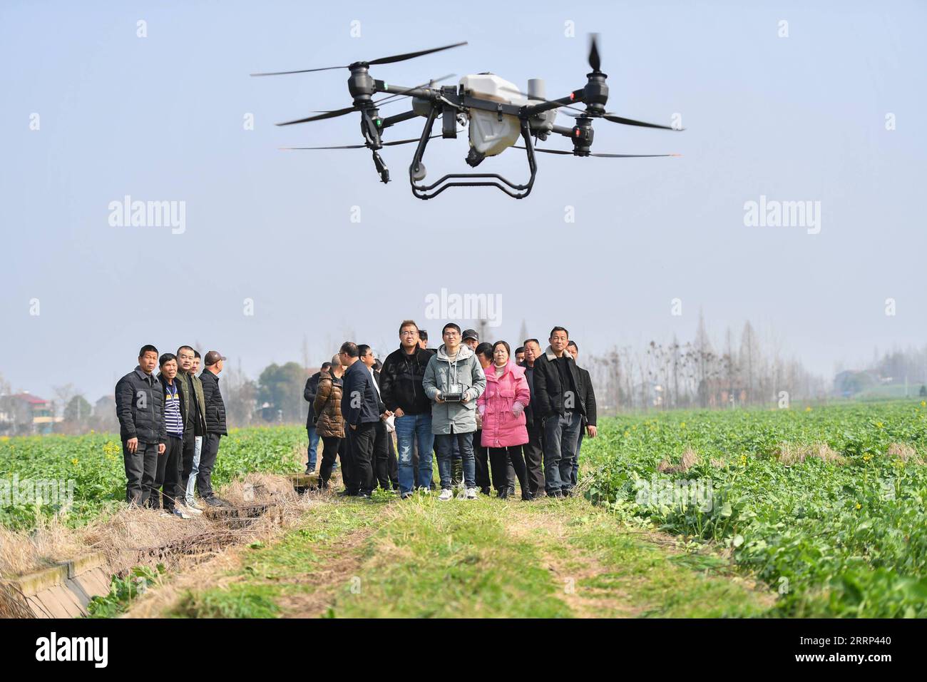 230217 -- CHANGSHA, 17 febbraio 2023 -- i tirocinanti assistono a una dimostrazione di decollo di droni sul campo nel villaggio fu An di Gonghua Town a Yuanjiang, nella provincia centrale di Hunan, nella Cina centrale, 15 febbraio 2023. Fu An Village ha condotto un addestramento per l'operazione dei droni mercoledì per gli abitanti del villaggio locali per prepararsi all'aratura primaverile. CHINA-HUNAN-DRONE-AGRICULTURE CN ChenxZeguo PUBLICATIONxNOTxINxCHN Foto Stock