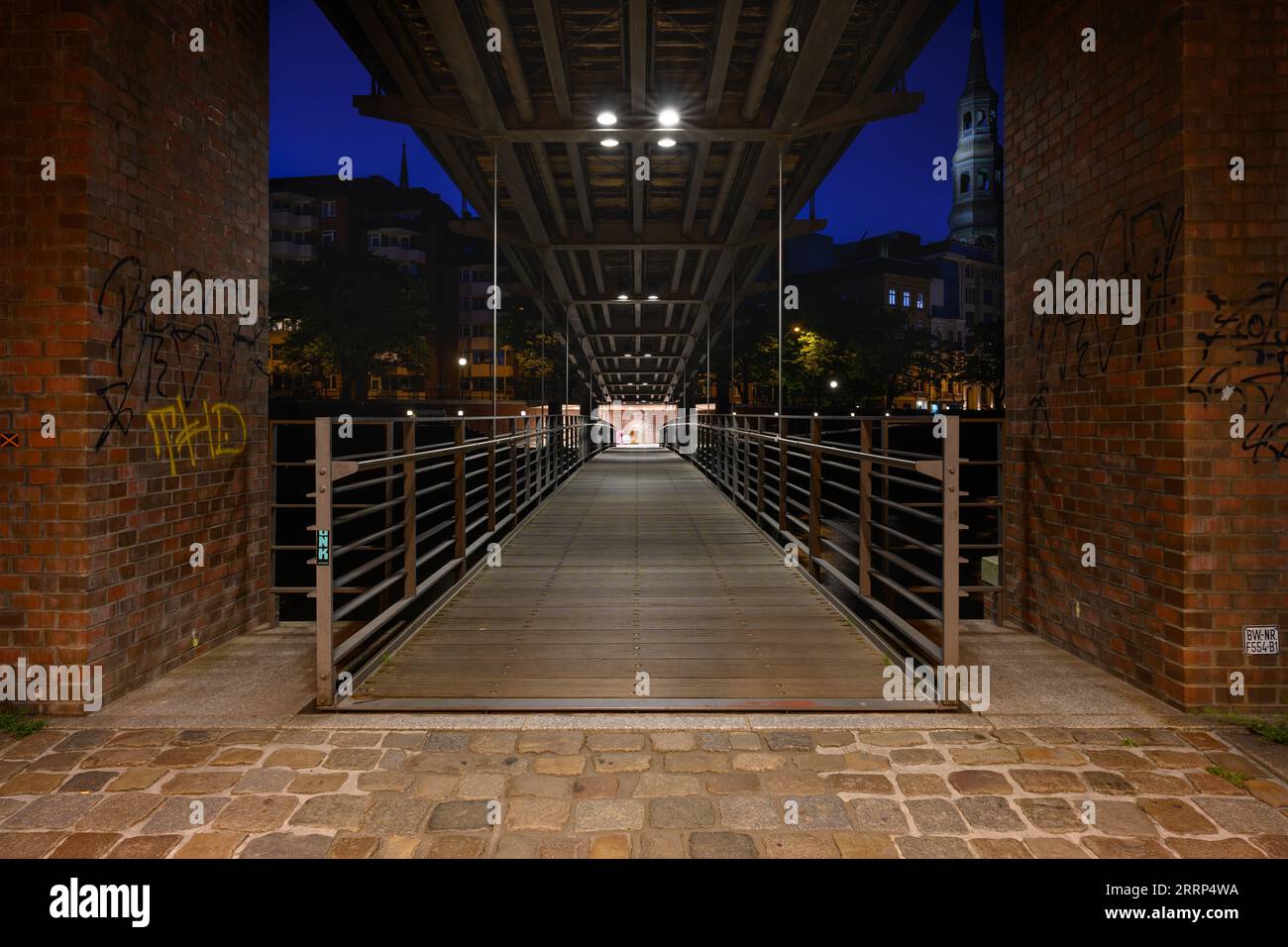 Amburgo, Germania - 13 giugno 2023: Ponte Kibbelsteg illuminato di notte. Foto Stock