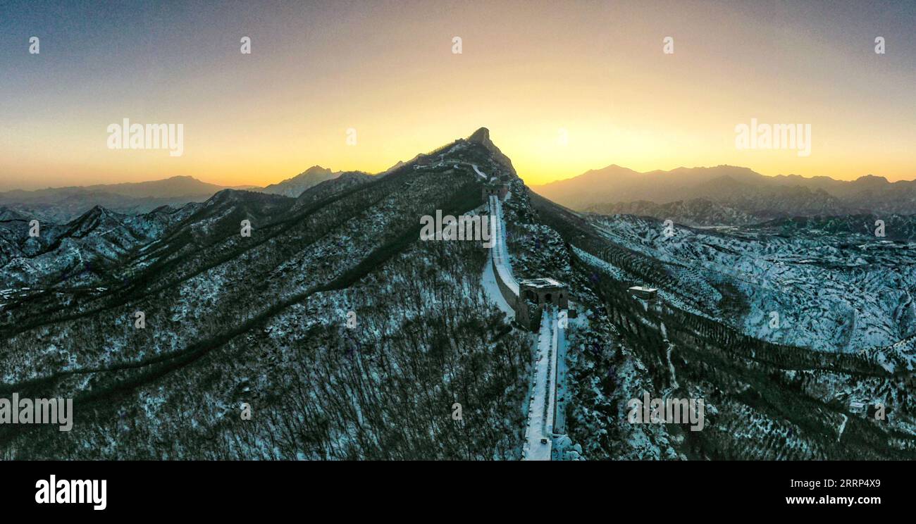 230219 -- PECHINO, 19 febbraio 2023 -- questa foto aerea scattata il 19 febbraio 2023 mostra lo scenario innevato della sezione Simatai della grande Muraglia all'alba a Pechino, capitale della Cina. CINA-PECHINO-GRANDE PARETE-NEVE PAESAGGIO CN CAIXYANG PUBLICATIONXNOTXINXCHN Foto Stock