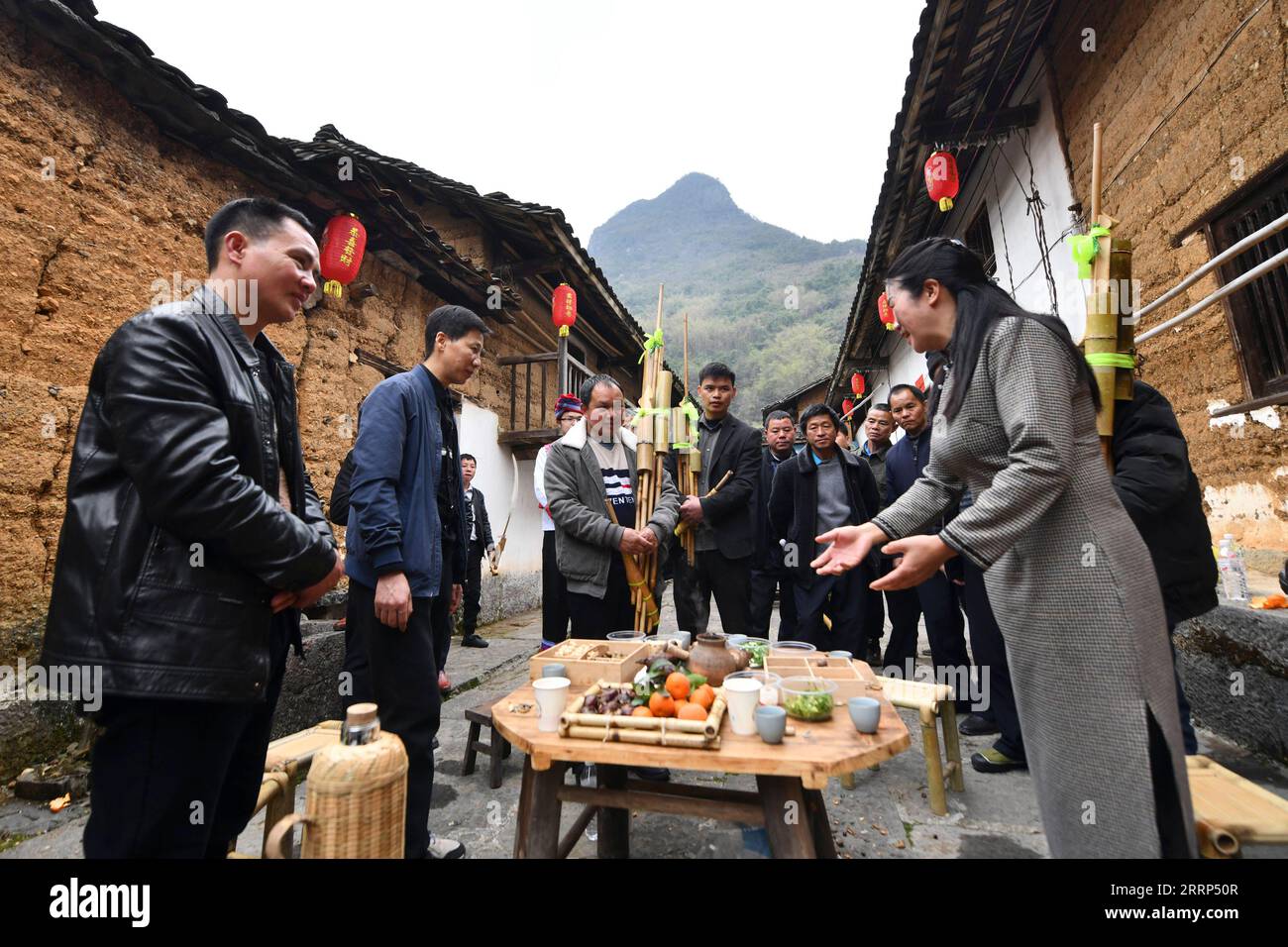 230219 -- LIUZHOU, 19 febbraio 2023 -- gli abitanti del villaggio di Wuying si riuniscono con la gente del posto per gustare il tè bollito al forno nel villaggio di Tongban, Dongqi Township della contea di Rong An, nella regione autonoma di Guangxi Zhuang nel sud della Cina, 18 febbraio 2023. Il villaggio di Tongban, situato nella remota area montuosa della contea di Rong An nel Guangxi, un tempo era un villaggio vuoto con solo sei anziani che vivevano. Grazie al sostegno delle autorità locali, sempre più persone che avevano lavorato al di fuori del borgo hanno scelto di tornare per sviluppare il turismo turistico nella loro città natale negli ultimi anni. Nel 2018, Tongban fu rimosso dalla povertà. Wuy Foto Stock