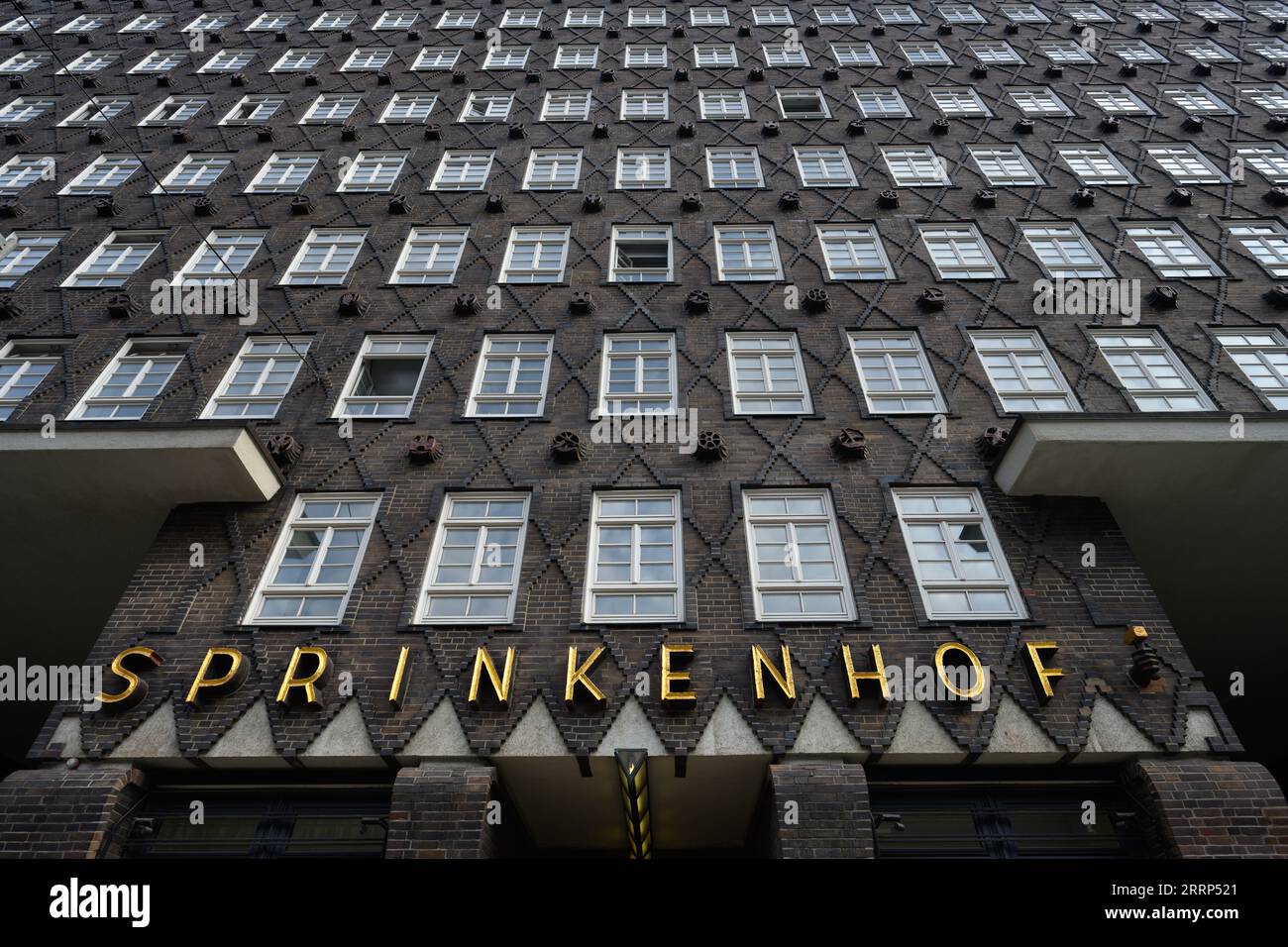 Amburgo, Germania - 16 giugno 2023: Sprinkenhof Old Brick Office Building nel Kontorhausviertel o nel Kontorhaus District Dettagli facciata esterna. Foto Stock