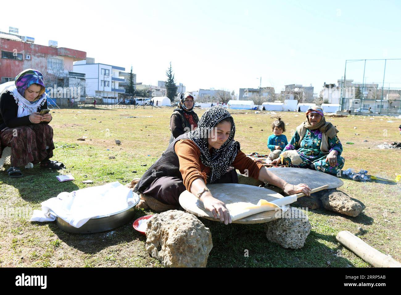 230220 -- ADIYAMAN TRKIYE, 20 febbraio 2023 -- Una donna sfollata fa pane nella città di Adiyaman, T¹rkiye, il 20 febbraio 2023. Foto di /Xinhua TRKIYE-ADIYAMAN-EARTHQUAKES-AFTERMATH MustafaxKaya PUBLICATIONxNOTxINxCHN Foto Stock