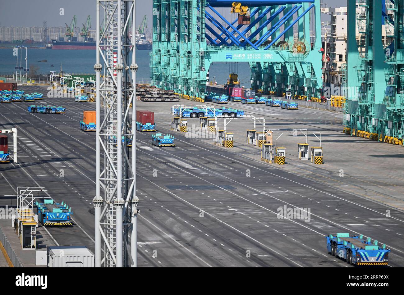 230222 -- TIANJIN, 22 febbraio 2023 -- i robot di consegna intelligenti lavorano al terminal container Internet of Things del porto di Tianjin, nel nord della Cina, a Tianjin, 21 febbraio 2023. Come porta marittima per la regione di Pechino-Tianjin-Hebei, il porto di Tianjin ha continuato a portare avanti la costruzione di un porto intelligente, stimolando lo sviluppo coordinato della regione con nuovo slancio. Un terminal container Internet of Things completo ha iniziato a funzionare nel gennaio di quest'anno nel porto di Tianjin, che collega sei elementi IoT, tra cui persone, veicoli, container, navi, aerei e siti. Dotato di mor Foto Stock