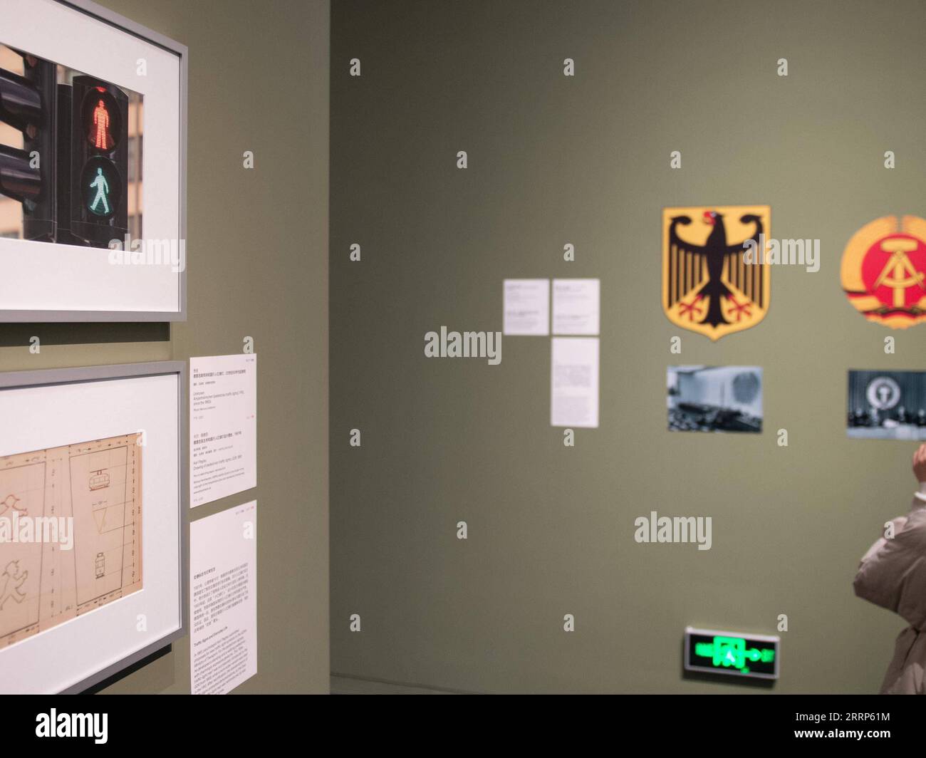 230222 -- PECHINO, 22 febbraio 2023 -- A Visitor Views the Crossing Parallels: German Design 1945-1990 Exhibition in Tsinghua University Art Museum in Beijing, capitale della Cina, 21 febbraio 2023. La mostra presenta oltre 300 opere di design tedesco che coprono il graphic design, il design di mobili, il design industriale, l'illuminazione, l'interior design, moda e molte altre categorie. CHINA-BEIJING-GERMAN DESIGN EXHIBITIONCN ChenxZhonghao PUBLICATIONxNOTxINxCHN Foto Stock