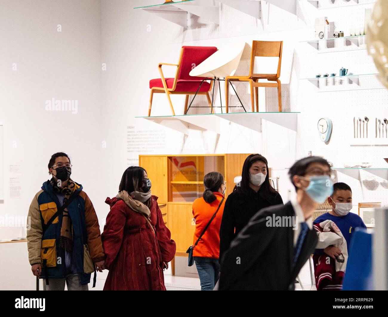 230222 -- PECHINO, 22 febbraio 2023 -- i visitatori visitano la mostra The Crossing Parallels: German Design 1945-1990 al Tsinghua University Art Museum di Pechino, capitale della Cina, 21 febbraio 2023. La mostra presenta oltre 300 opere di design tedesco che coprono il graphic design, il design di mobili, il design industriale, l'illuminazione, l'interior design, moda e molte altre categorie. CHINA-BEIJING-GERMAN DESIGN EXHIBITIONCN ChenxZhonghao PUBLICATIONxNOTxINxCHN Foto Stock