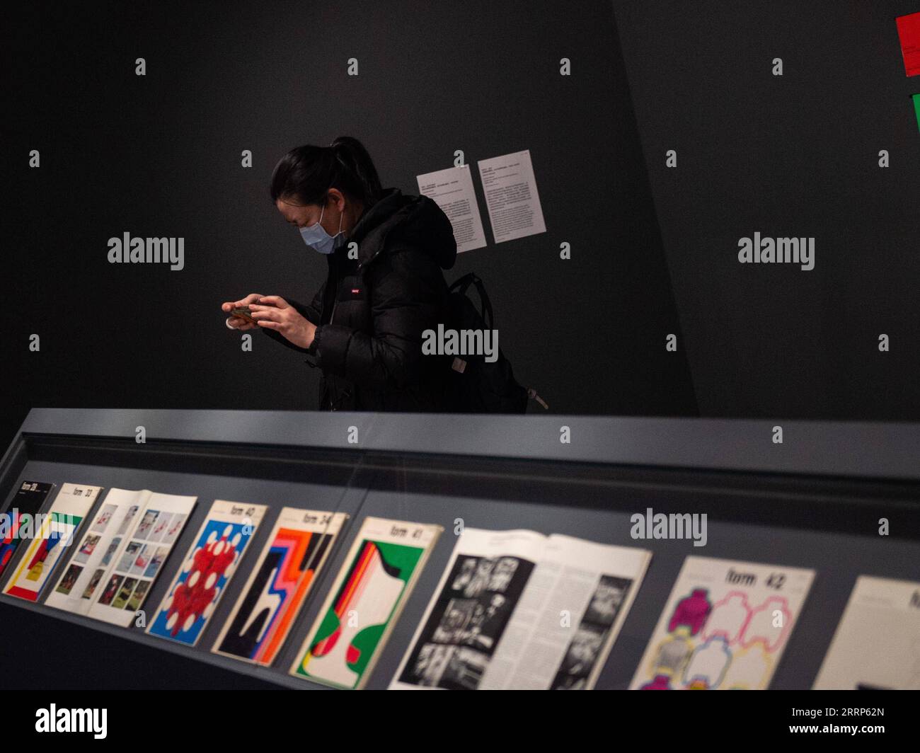 230222 -- PECHINO, 22 febbraio 2023 -- A Visitor Views the Crossing Parallels: German Design 1945-1990 Exhibition in Tsinghua University Art Museum in Beijing, capitale della Cina, 21 febbraio 2023. La mostra presenta oltre 300 opere di design tedesco che coprono il graphic design, il design di mobili, il design industriale, l'illuminazione, l'interior design, moda e molte altre categorie. CHINA-BEIJING-GERMAN DESIGN EXHIBITIONCN ChenxZhonghao PUBLICATIONxNOTxINxCHN Foto Stock