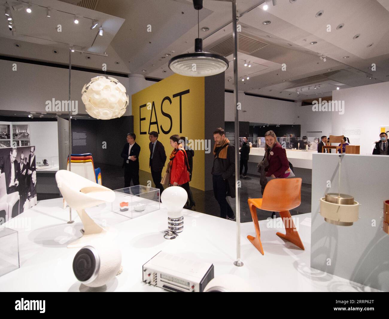 230222 -- PECHINO, 22 febbraio 2023 -- i visitatori visitano la mostra The Crossing Parallels: German Design 1945-1990 al Tsinghua University Art Museum di Pechino, capitale della Cina, 21 febbraio 2023. La mostra presenta oltre 300 opere di design tedesco che coprono il graphic design, il design di mobili, il design industriale, l'illuminazione, l'interior design, moda e molte altre categorie. CHINA-BEIJING-GERMAN DESIGN EXHIBITIONCN ChenxZhonghao PUBLICATIONxNOTxINxCHN Foto Stock