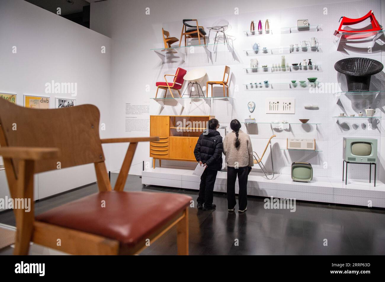 230222 -- PECHINO, 22 febbraio 2023 -- i visitatori visitano la mostra The Crossing Parallels: German Design 1945-1990 al Tsinghua University Art Museum di Pechino, capitale della Cina, 21 febbraio 2023. La mostra presenta oltre 300 opere di design tedesco che coprono il graphic design, il design di mobili, il design industriale, l'illuminazione, l'interior design, moda e molte altre categorie. CHINA-BEIJING-GERMAN DESIGN EXHIBITIONCN ChenxZhonghao PUBLICATIONxNOTxINxCHN Foto Stock