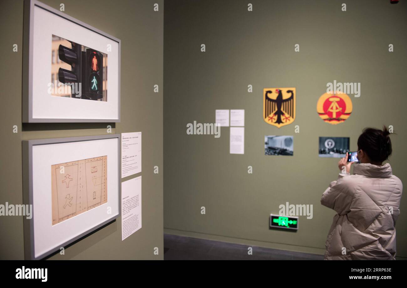 230222 -- PECHINO, 22 febbraio 2023 -- A Visitor Views the Crossing Parallels: German Design 1945-1990 Exhibition in Tsinghua University Art Museum in Beijing, capitale della Cina, 21 febbraio 2023. La mostra presenta oltre 300 opere di design tedesco che coprono il graphic design, il design di mobili, il design industriale, l'illuminazione, l'interior design, moda e molte altre categorie. CHINA-BEIJING-GERMAN DESIGN EXHIBITIONCN ChenxZhonghao PUBLICATIONxNOTxINxCHN Foto Stock