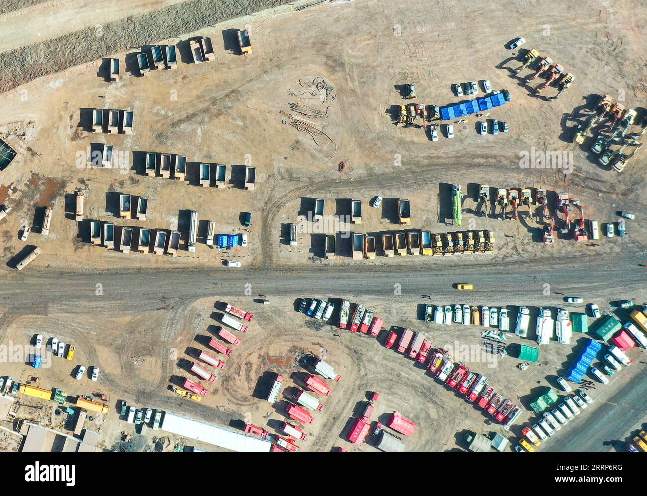 230225 -- ALXA, 25 febbraio 2023 -- questa foto aerea scattata il 25 febbraio 2023 mostra veicoli di soccorso nel sito di una miniera di carbone crollata nella Alxa League, nella regione autonoma della Mongolia interna della Cina settentrionale. Le attrezzature e le tecnologie all'avanguardia sono state utilizzate mentre gli sforzi di ricerca e salvataggio sono stati intensificati in seguito al crollo di una miniera di carbone nella regione autonoma della Mongolia interna della Cina settentrionale, hanno dichiarato venerdì le autorità locali. CHINA-INNER MONGOLIA-ALXA LEFT BANNER-COAL MINE COLLAPSE-RESCUE CN BEIXHE PUBLICATIONXNOTXINXCHN Foto Stock