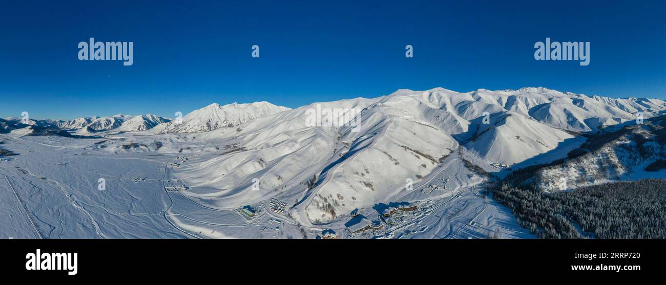 230226 -- URUMQI, 26 febbraio 2023 -- questa foto aerea scattata il 12 gennaio 2023 mostra una stazione sciistica e le montagne circostanti ad Altay, nella regione autonoma di Xinjiang Uygur della Cina nordoccidentale. Con le sue condizioni di neve di alta qualità, lo Xinjiang nel nord-ovest della Cina ha costruito una serie di stazioni sciistiche di alto livello e è diventato un nuovo punto di riferimento per gli sport invernali. La stagione della neve ad Altay, che si trova nella parte più settentrionale dello Xinjiang, può durare fino a sette mesi, rendendolo un paradiso per gli amanti degli sport invernali. All'inizio della stagione della neve nel 2021, lo sciatore di Pechino Peng Chao affittò una cabina nel villag Foto Stock