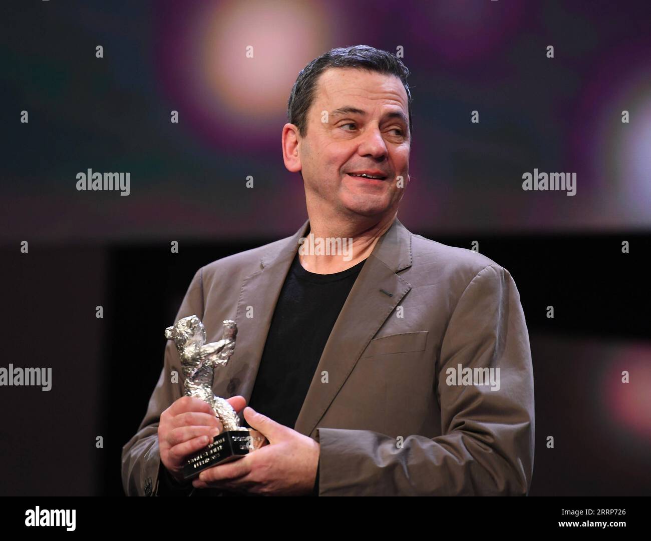 Entertainment Themen der Woche KW08 230226 -- BERLINO, Feb. 26, 2023 -- Christian Petzold, regista del film Afire , parla dopo aver ricevuto il Premio della giuria dell'Orso d'Argento durante il 73° Festival Internazionale del Cinema di Berlino, Germania, 25 febbraio 2023. GERMANIA-BERLINO-BERLINALE 2023-PREMI RenxPengfei PUBLICATIONxNOTxINxCHN Foto Stock