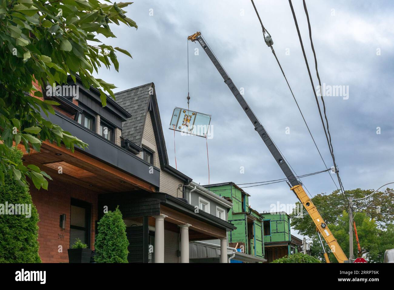 Toronto, Canada - 6 settembre 2023: Una grande vetrina è stata issata in posizione per una ristrutturazione della casa nella zona ovest di Toronto. Ristrutturazione e ribaltamento della casa Foto Stock