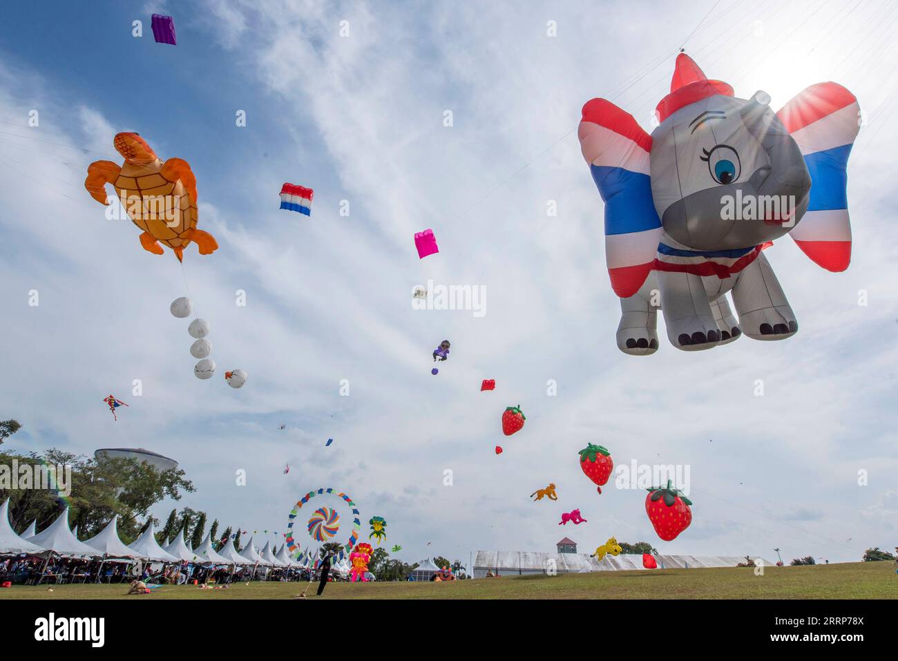 230226 -- PASIR GUDANG, 26 febbraio 2023 -- gli aquiloni volano in cielo durante il 25° Pasir Gudang World Kite Festival a Johor, Malesia, 25 febbraio 2023. Foto di /Xinhua MALAYSIA-PASIR GUDANG-KITE FESTIVAL ChongxVoonxChung PUBLICATIONxNOTxINxCHN Foto Stock