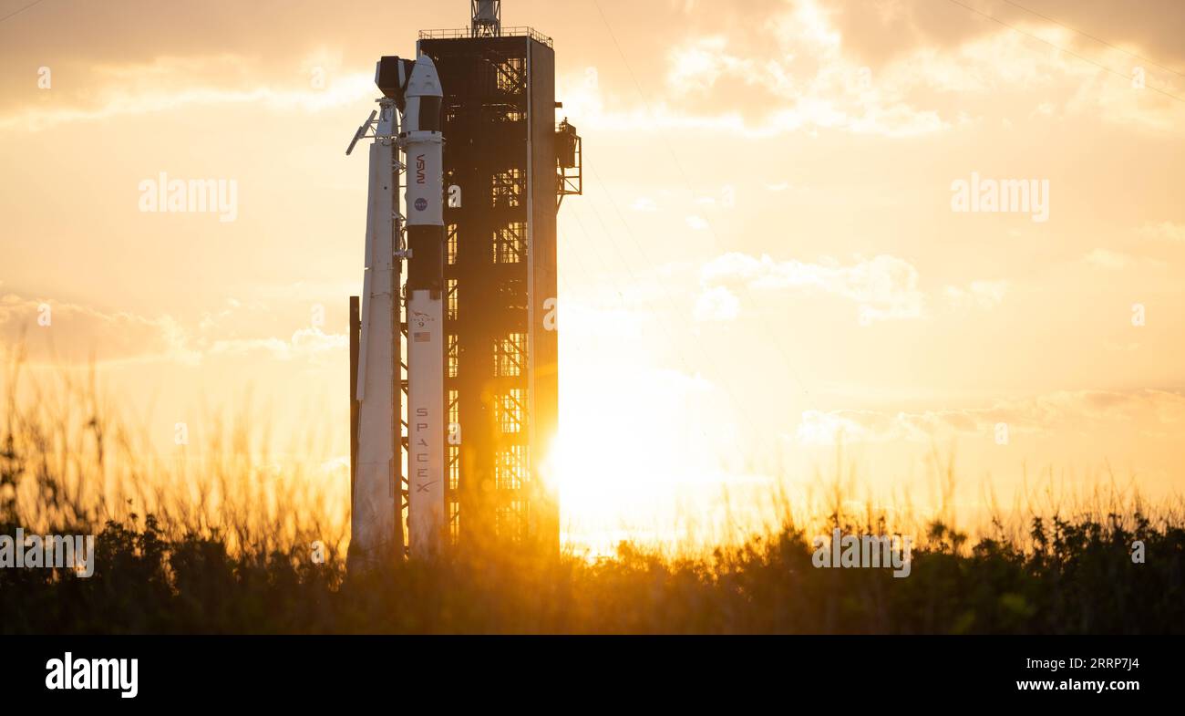 230228 -- FLORIDA, 28 febbraio 2023 -- questa foto scattata il 25 febbraio 2023 mostra un razzo SpaceX Falcon 9 e la navicella Dragon al Kennedy Space Center in Florida, negli Stati Uniti. E SpaceX è ora destinato a giovedì 2 marzo, per il prossimo tentativo di lancio disponibile Crew-6 dopo che il tentativo di lancio originale è stato cancellato all'inizio di lunedì. Il lancio della missione Crew-6 verso la stazione spaziale Internazionale era originariamente programmato alle 1:45 del lunedì fuso orientale dal Launch Complex 39A al Kennedy Space Center in Florida. Ma il lancio è stato interrotto a causa di un problema dei sistemi di terra. /Handout tramite Xi Foto Stock