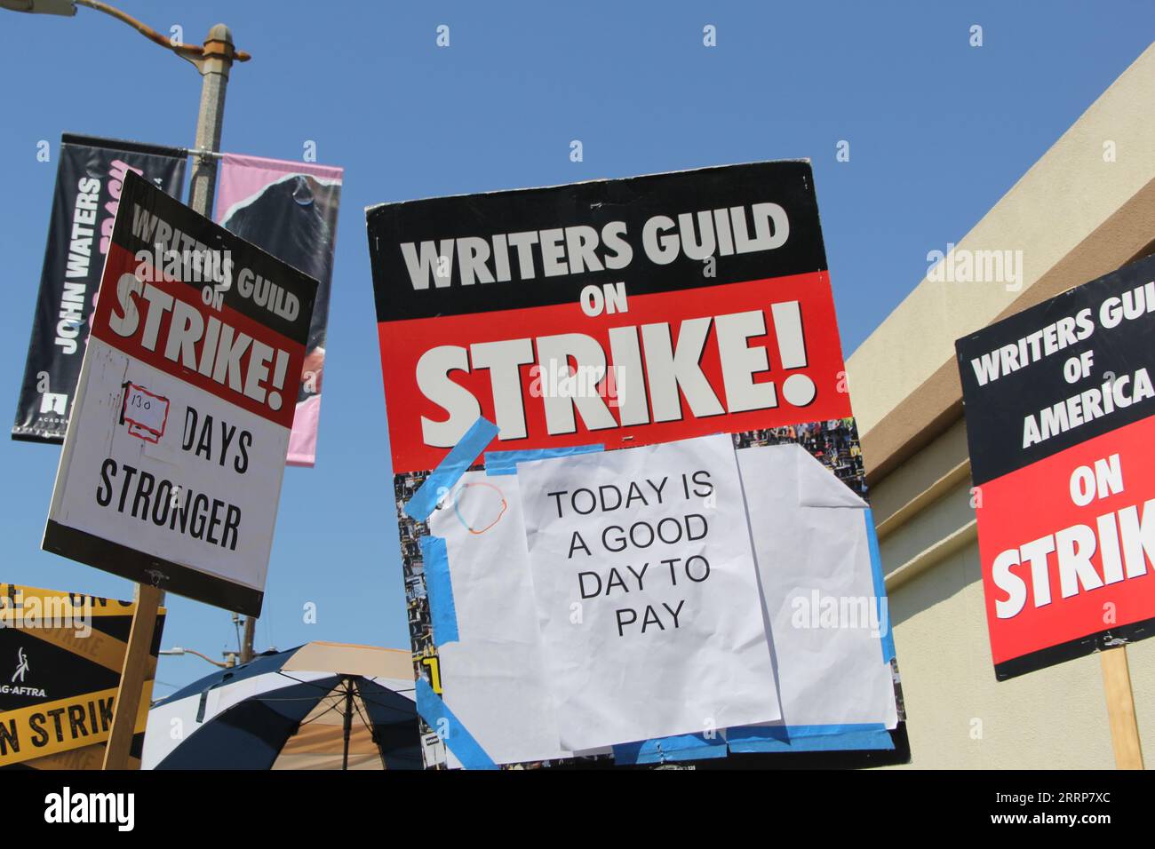 Today is A Good Day to Pay Sign presso WGA SAG-AFTRA Strike Paramount Studios 8 settembre 2023 Fotografia ufficiale Foto Stock