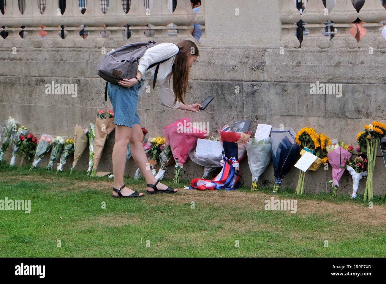 Londra, Regno Unito. 8 settembre 2023. La gente si riunisce a Buckingham Palace per ricordare la defunta sua Maestà la Regina Elisabetta II, e infonde tributi floreali nel primo anniversario della sua morte. Credito: Fotografia dell'undicesima ora/Alamy Live News Foto Stock