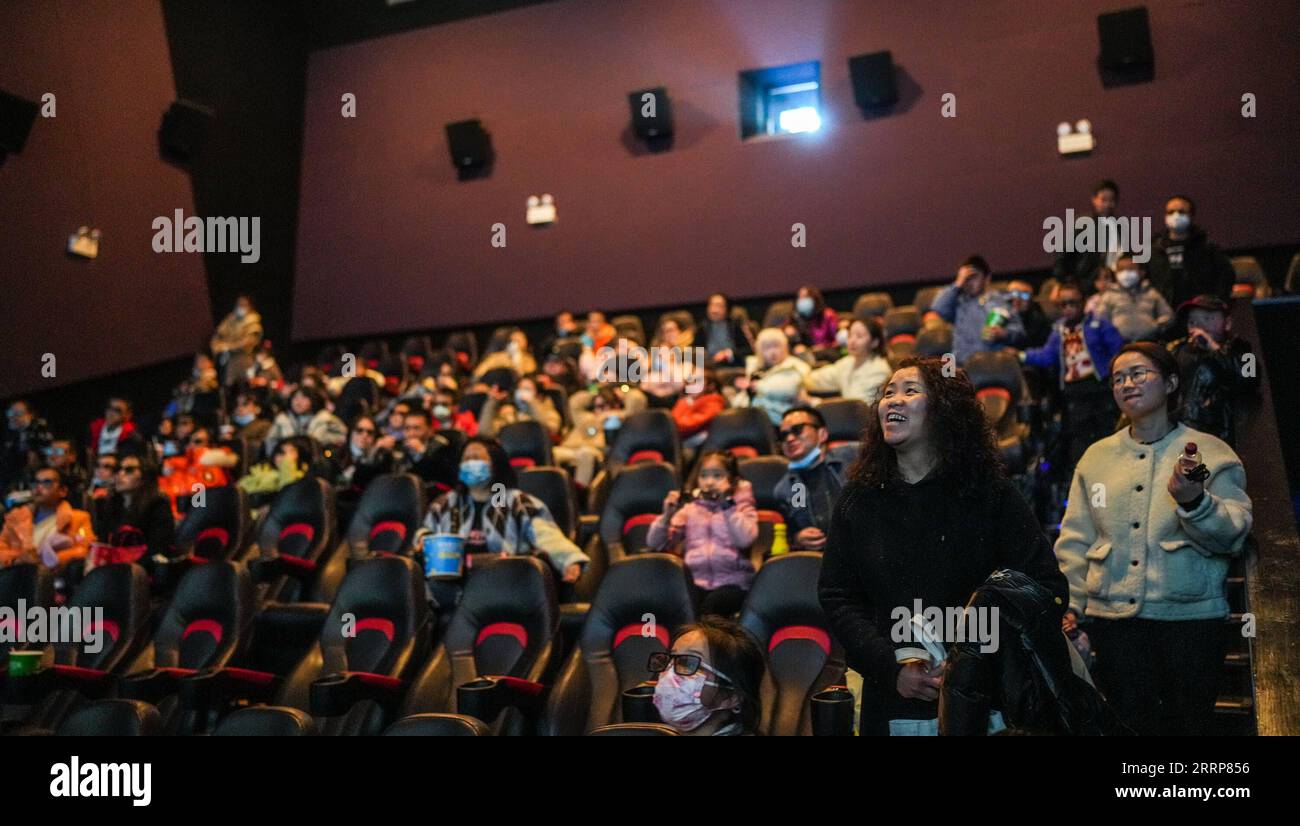 230302 -- PECHINO, 2 marzo 2023 -- i frequentatori del cinema si soffermano per i tidbits dopo una proiezione in un cinema a Guiyang, nella provincia di Guizhou, nel sud-ovest della Cina, 29 gennaio 2023. Xinhua titoli: Gli investimenti internazionali in Cina saltano, mostrando la fiducia globale nell'economia cinese TaoxLiang PUBLICATIONxNOTxINxCHN Foto Stock