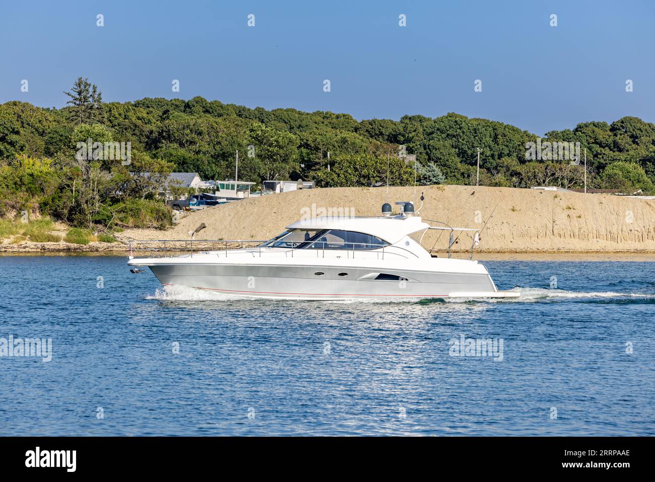 grande yacht bianco nell'insenatura di montauk Foto Stock