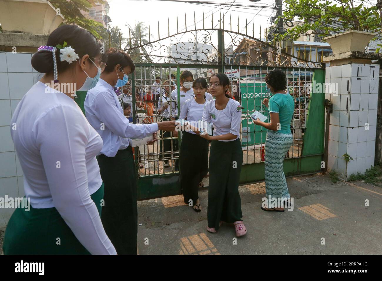 230309 -- YANGON, 9 marzo 2023 -- gli studenti frequentano una scuola superiore per l'esame di immatricolazione per l'anno accademico del 2022-23 a Yangon, Myanmar, 8 marzo 2023. Secondo il Ministero della pubblica istruzione del paese, mercoledì si sono riuniti per l'esame di immatricolazione 161.851 studenti. Foto di / Xinhua MYANMAR-YANGON-MATRICULATION EXAM MyoxKyawxSoe PUBLICATIONxNOTxINxCHN Foto Stock