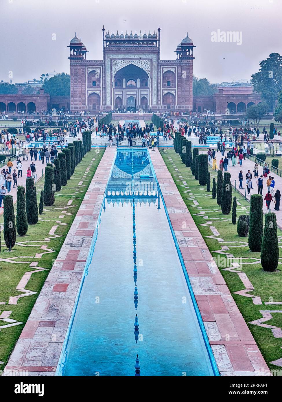 La grande porta (Darwaza-i-rauza) del Taj Mahal ad Agra, India, è visibile attraverso l'aria fumosa dell'Uttar Pradesh nel mese di dicembre. Foto Stock