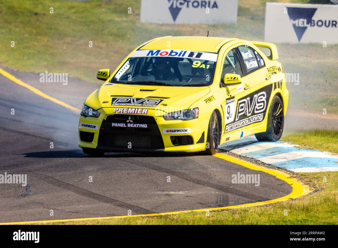 Sandown Park, Australia. 9 settembre 2023. Hadrian Morrall perde il back-end della sua auto dopo aver bloccato i freni posteriori nella curva 2. Crediti: James Forrester/Alamy Live News Foto Stock