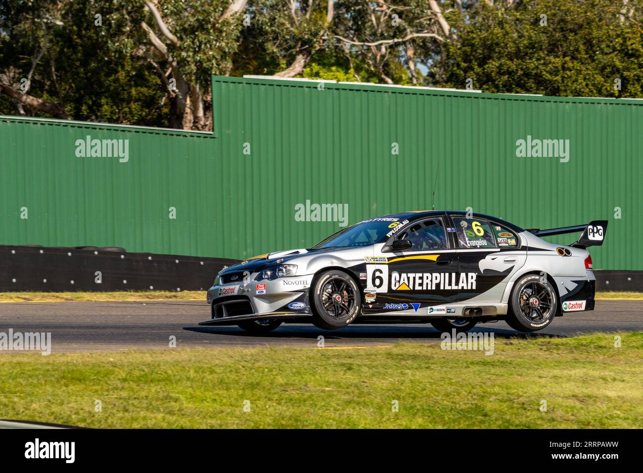 Sandown Park, Australia. 9 settembre 2023. Tony Evangelou prende due ruote da terra durante la curva 3. Crediti: James Forrester/Alamy Live News Foto Stock