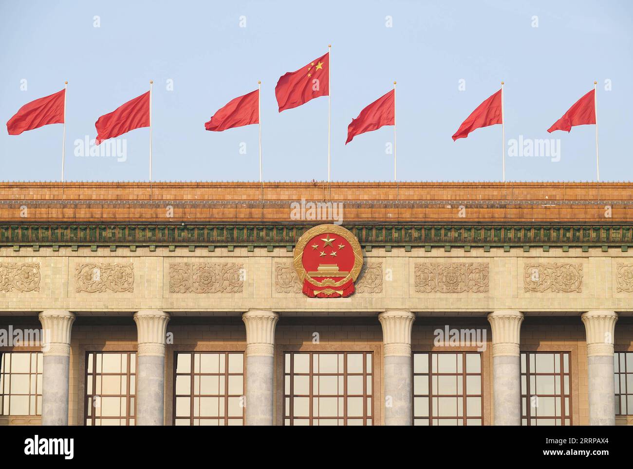 230310 -- PECHINO, 10 marzo 2023 -- questa foto scattata il 10 marzo 2023 mostra la grande sala del popolo a Pechino, capitale della Cina. La prima sessione del XIV Congresso Nazionale del popolo (NPC) terrà la sua terza riunione plenaria venerdì nella grande sala del popolo. DUE SESSIONSCHINA-PECHINO-NPC-SESSIONE ANNUALE-TERZA RIUNIONE PLENARIA CN ZHANGXHAOFU PUBLICATIONXNOTXINXCHN Foto Stock