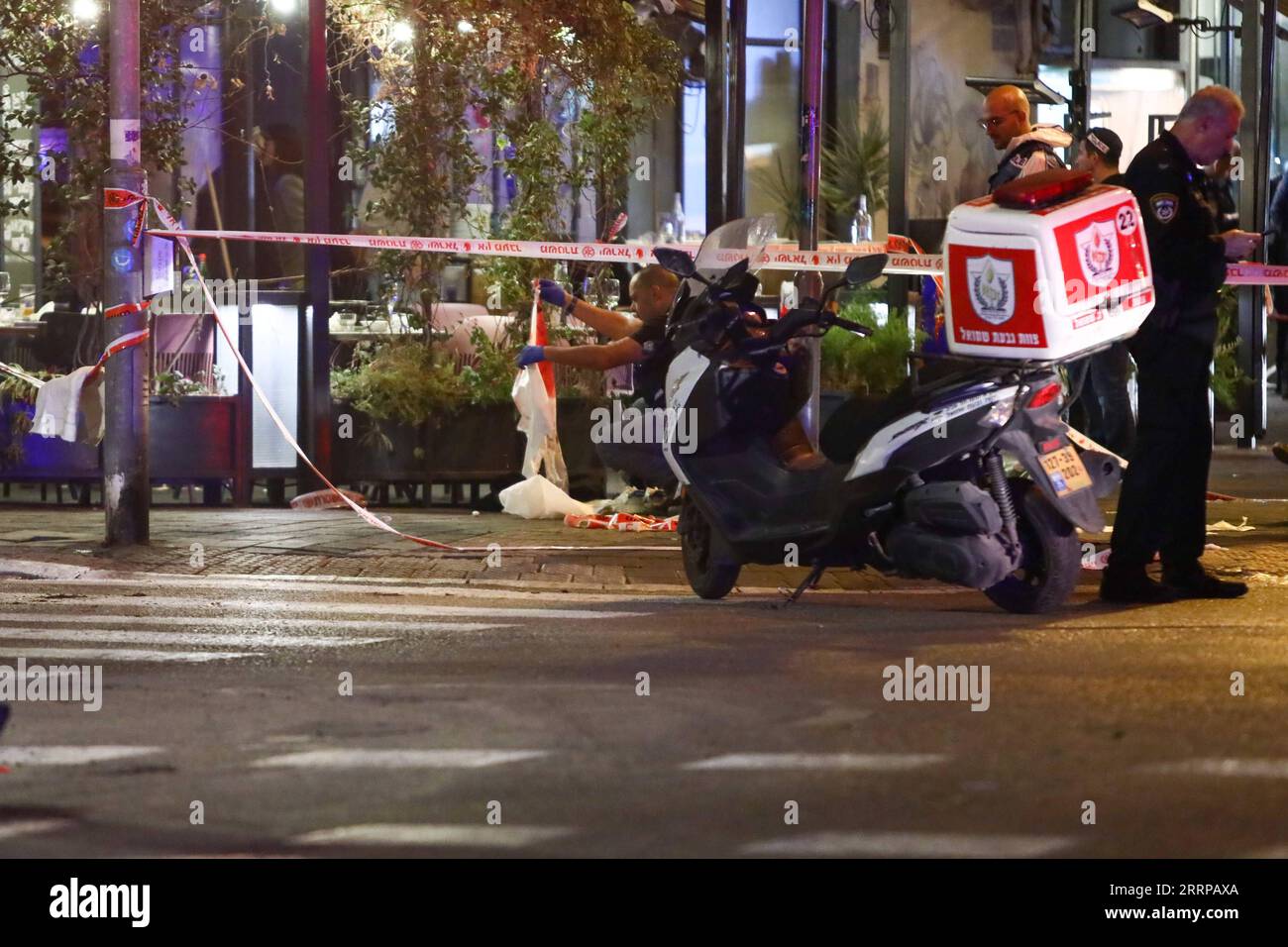 230309 -- TEL AVIV, 9 marzo 2023 -- la polizia lavora sulla scena di un attacco a fuoco su Dizengoff Street a Tel Aviv, Israele, il 9 marzo 2023. Giovedì sera un uomo palestinese con armi da fuoco ha aperto il fuoco in una strada trafficata della città israeliana di Tel Aviv, ferendo tre persone in quello che è stato descritto dai funzionari israeliani come un attacco terroristico. Il capo della polizia distrettuale di Tel Aviv Amichai Eshed ha detto ai giornalisti sulla scena che il pistolero ha aperto il fuoco ai passanti prima di fuggire dalla scena, ma è stato presto inseguito e ucciso da un poliziotto e una poliziotta. VIA XINHUA ISRAEL-TEL AVIV-SPARATORIA ATTACCO JINI PUBLI Foto Stock