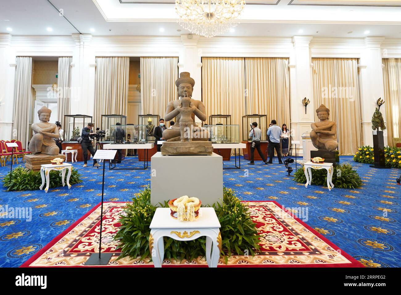 230317 -- PHNOM PENH, 17 marzo 2023 -- antiche statue khmer sono in mostra al Palazzo della Pace di Phnom Penh, Cambogia, 17 marzo 2023. Venerdì la Cambogia ha celebrato il ritorno di centinaia di antichità Khmer saccheggiate e di antichi gioielli nella nazione del sud-est asiatico dall'estero. Foto di /Xinhua CAMBODIA-PHNOM PENH-KHMER ARTIFACTS-RETURN LyxLay PUBLICATIONxNOTxINxCHN Foto Stock